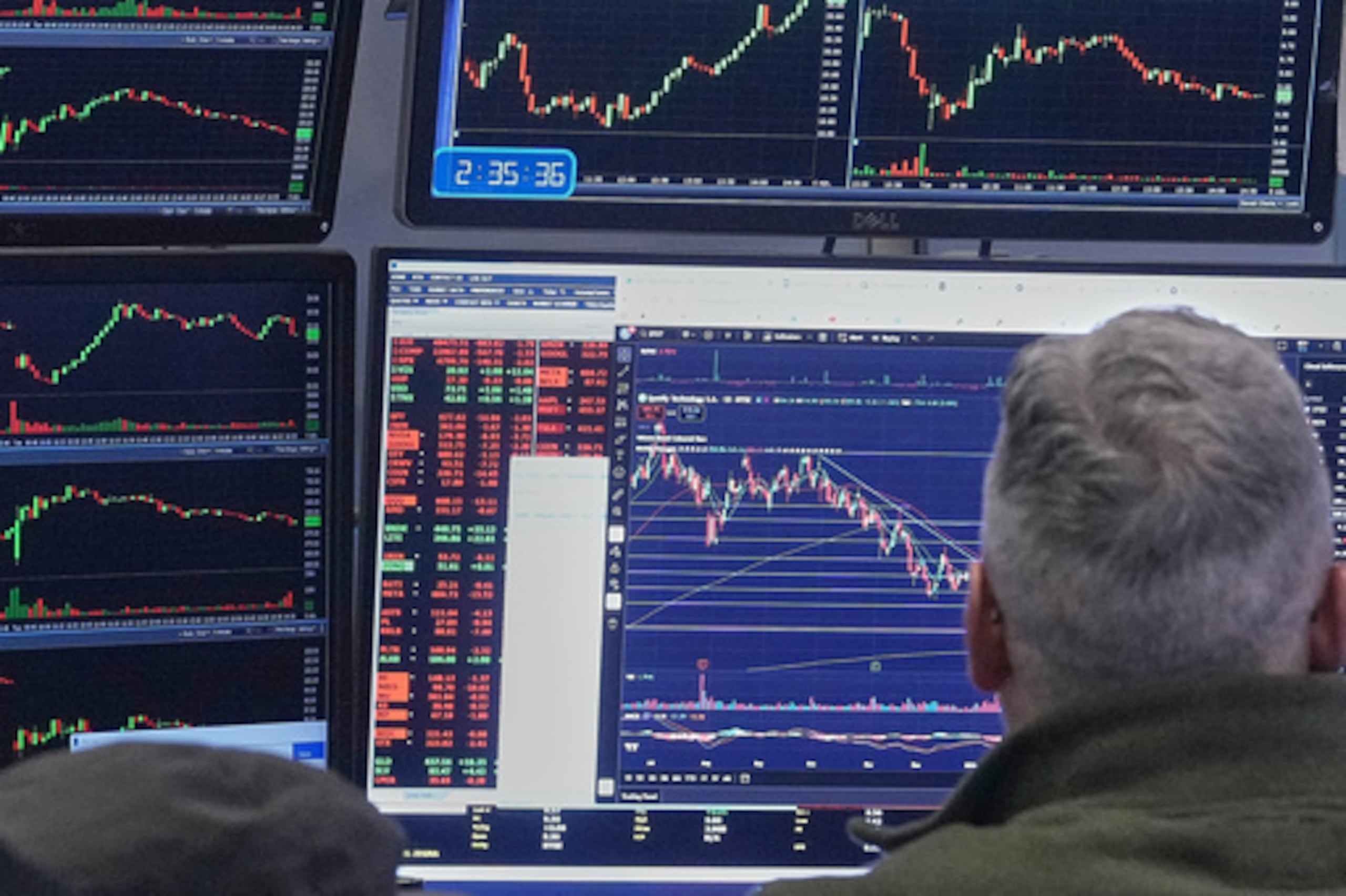 Un corredor de bolsa observa sus monitores mientras trabaja en el piso de remates de la Bolsa de Valores de Nueva York.