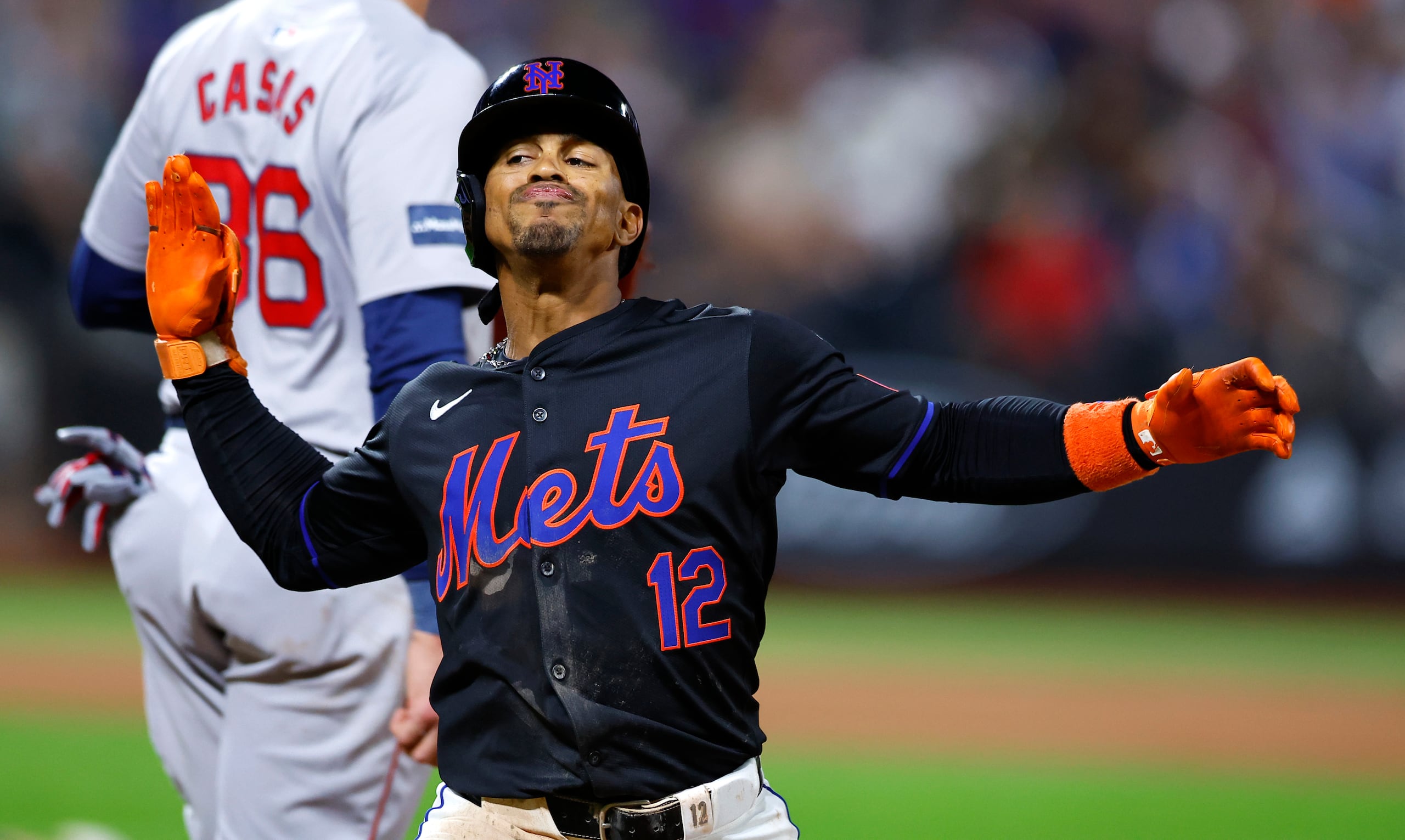 Francisco Lindor (12), campocorto de los Mets de Nueva York, reacciona después de pegar un sencillo productor frente a los Medias Rojas de Boston  en la cuarta entrada del juego del lunes 2 de septiembre de 2024, en Nueva York. (AP Foto/Noah K. Murray)