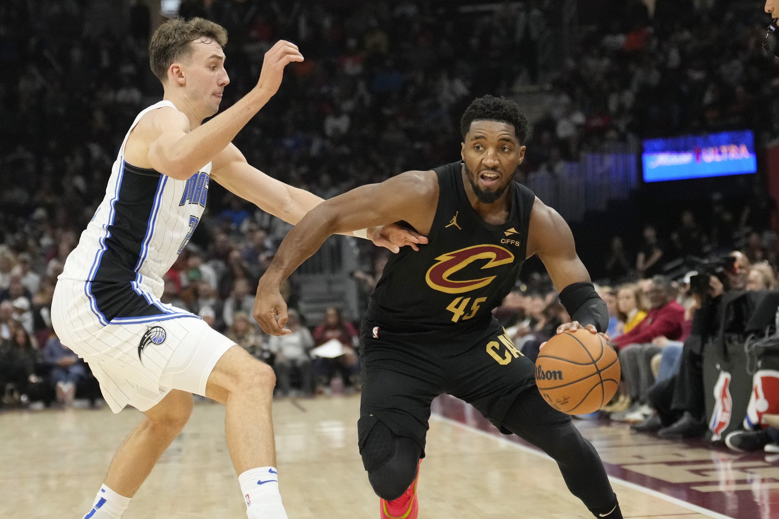 Donovan Mitchell, de los Cavaliers de Cleveland, elude a Franz Wagner, del Magic de Orlando, en el encuentro del viernes 1 de noviembre de 2024