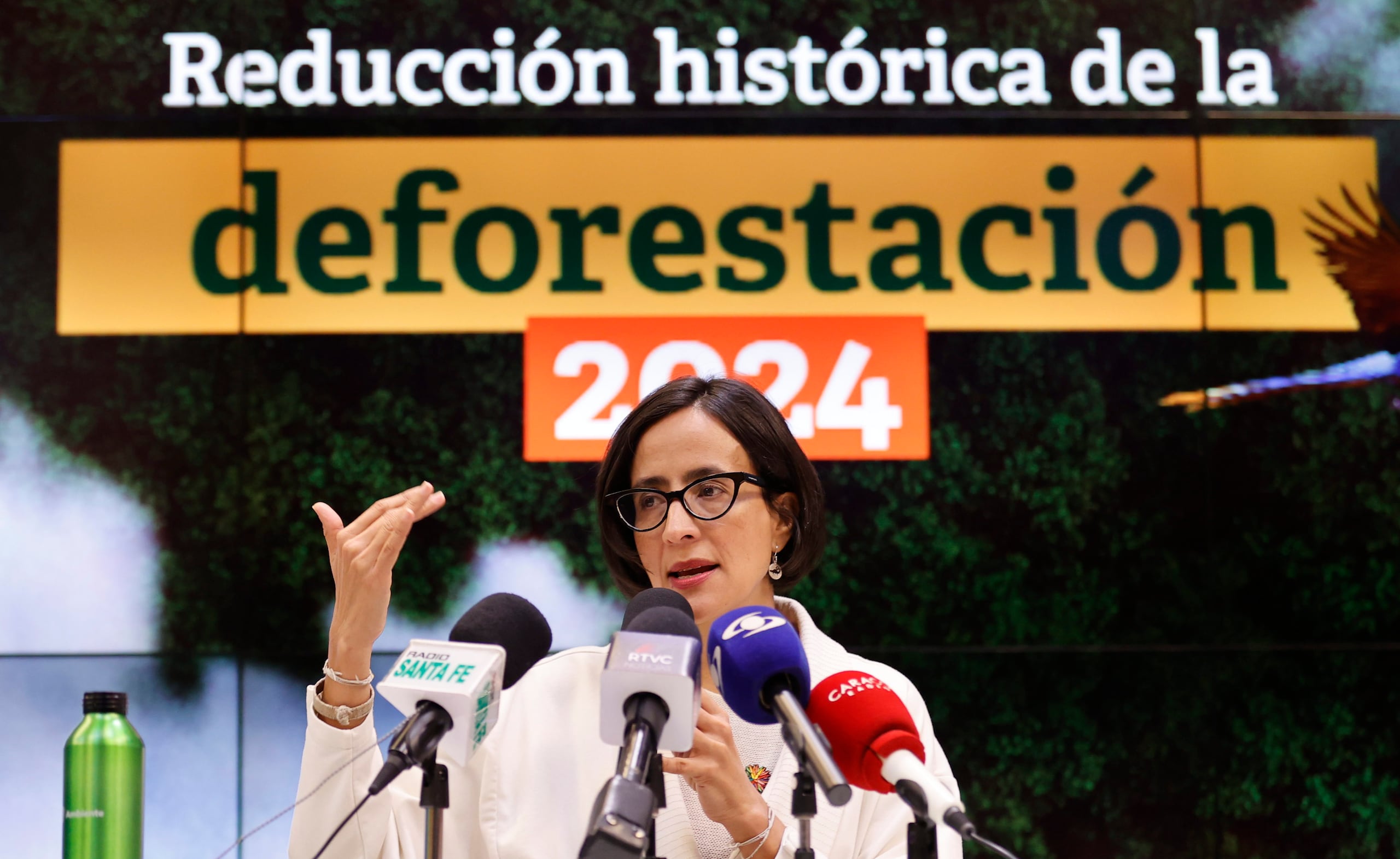 La ministra de Ambiente y Desarrollo Sostenible, Susana Muhamad, hablando durante una rueda de prensa este jueves en Bogotá, Colombia. (EFE/ Mauricio Dueñas Castañeda)