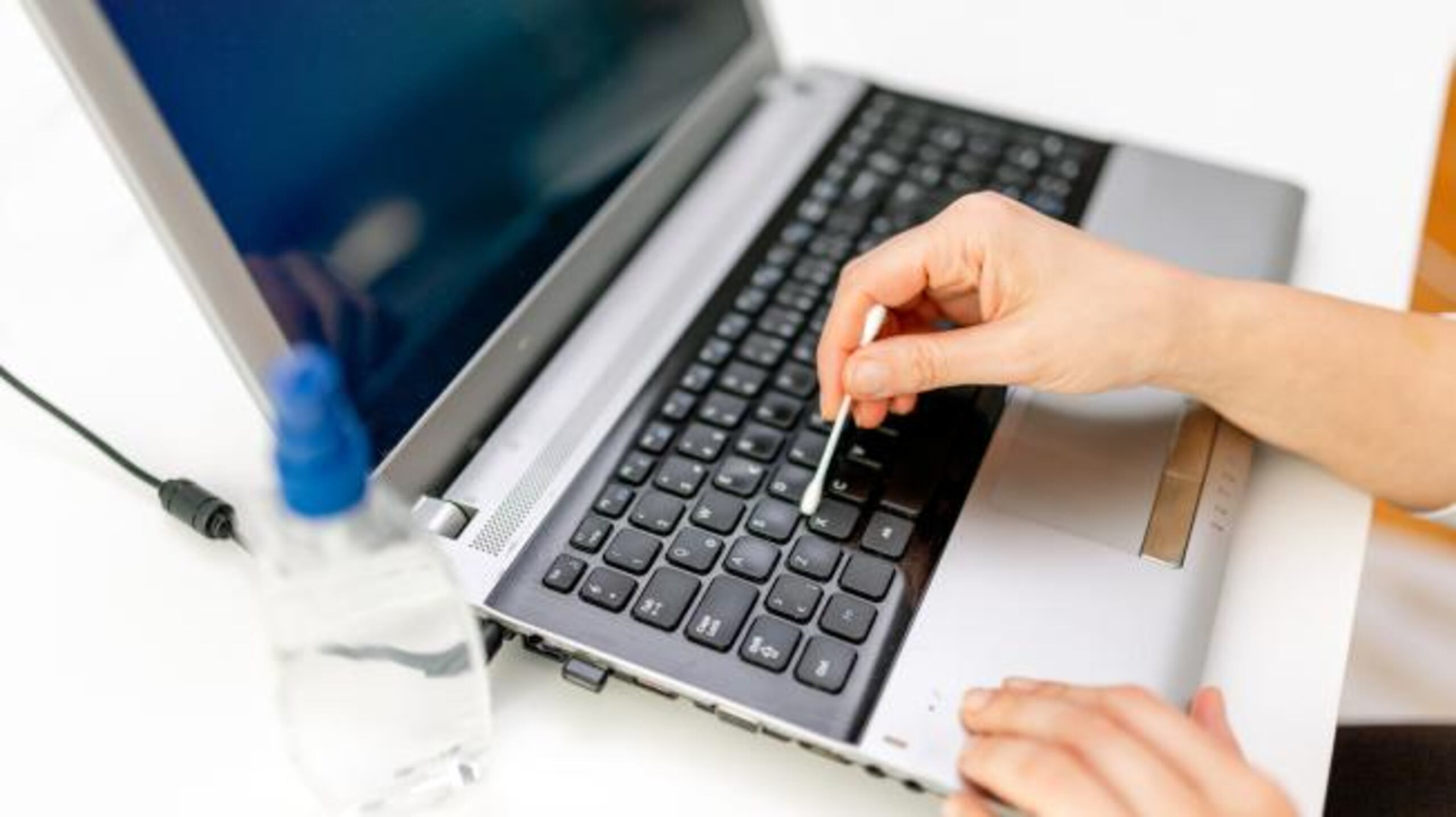 El teclado tiene entre 99 y 108 teclas y está dividido en cuatro bloques de funciones.