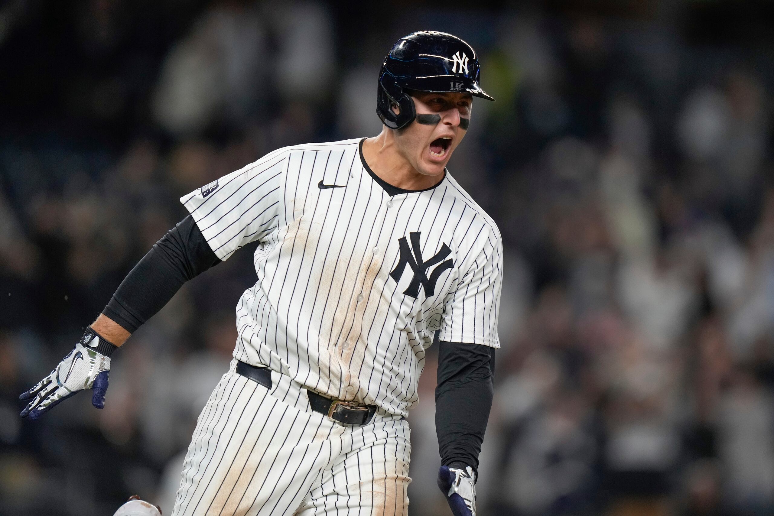 Anthony Rizzo festeja luego de conectar un sencillo productor ante los Tigers de Detroit.