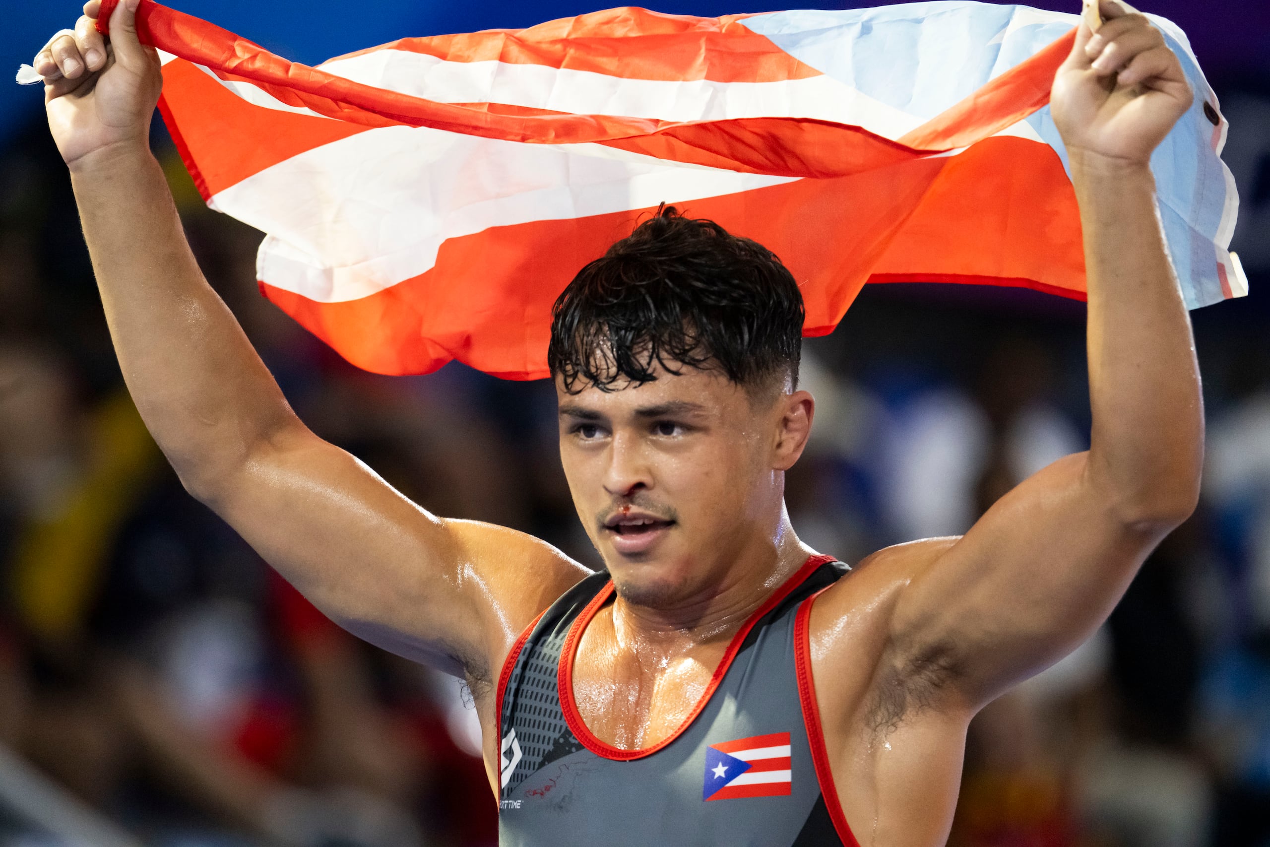 Joseph Silva celebró su victoria ondeando una bandera de Puerto Rico sobre le escenario en el que ganó su medalla.