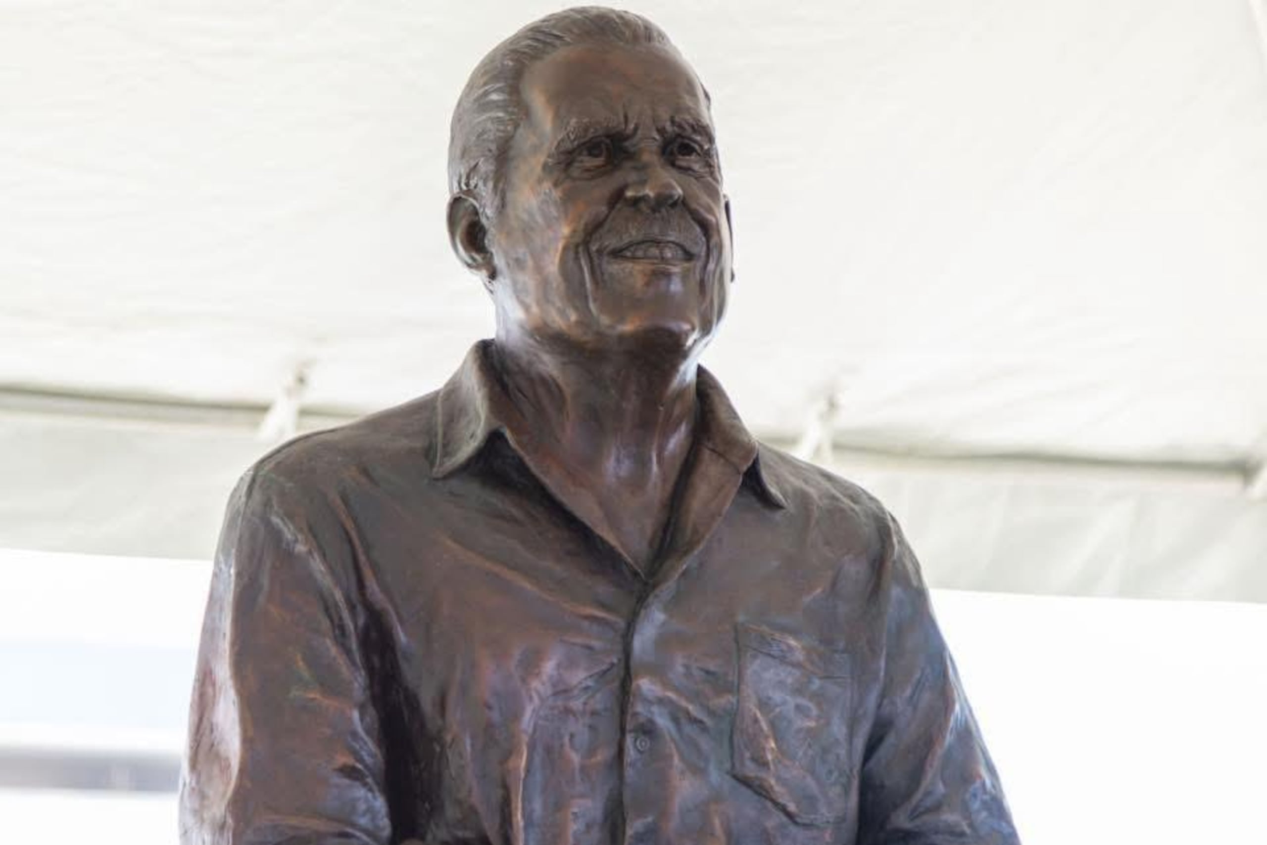 Busto develado en honor al exalcalde de Cataño, Edwin (El Amolao) Rivera Sierra