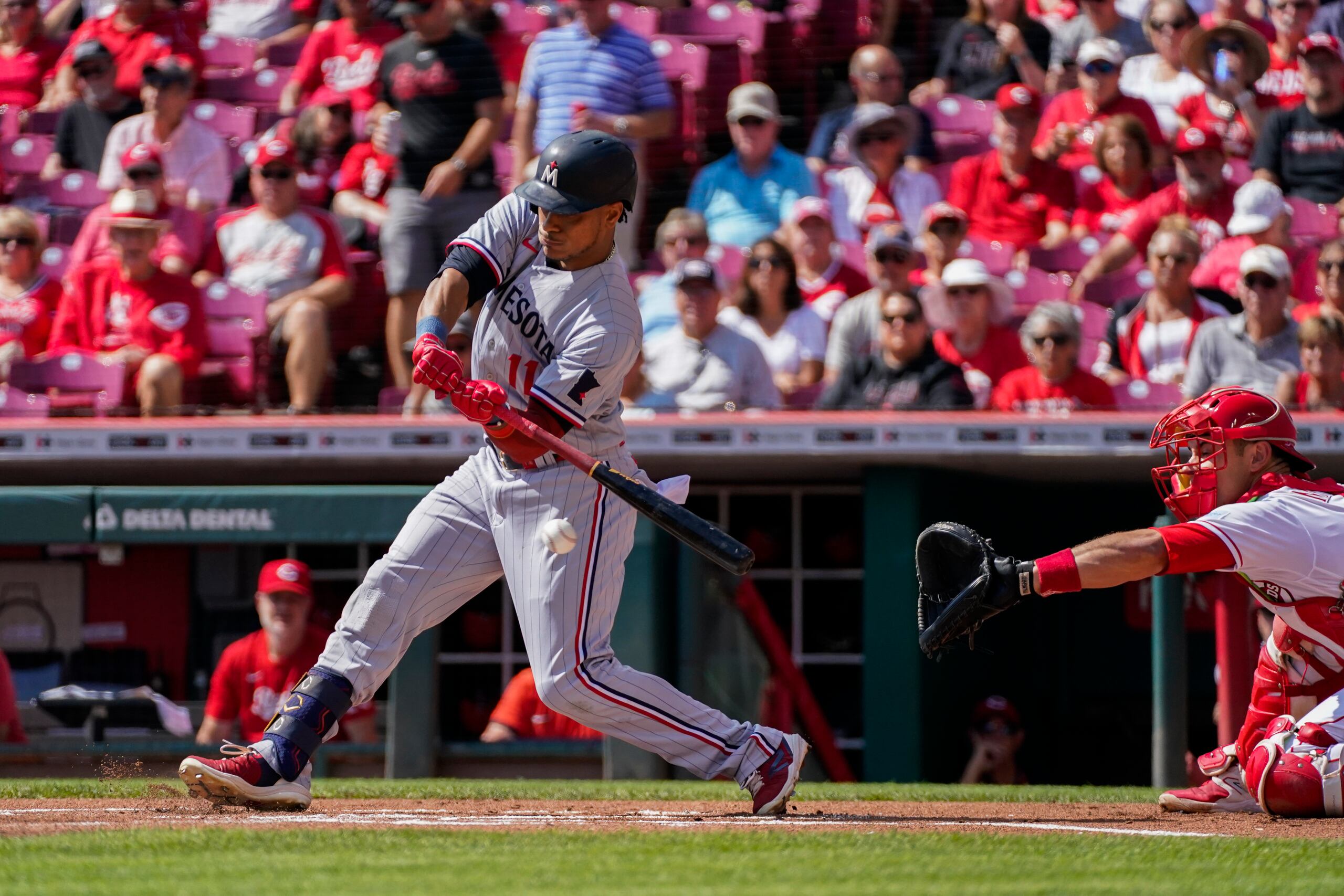 Jorge Polanco de los Twins de Minnesota trata de controlar su swing en el juego contra los Reds de Cincinnati.