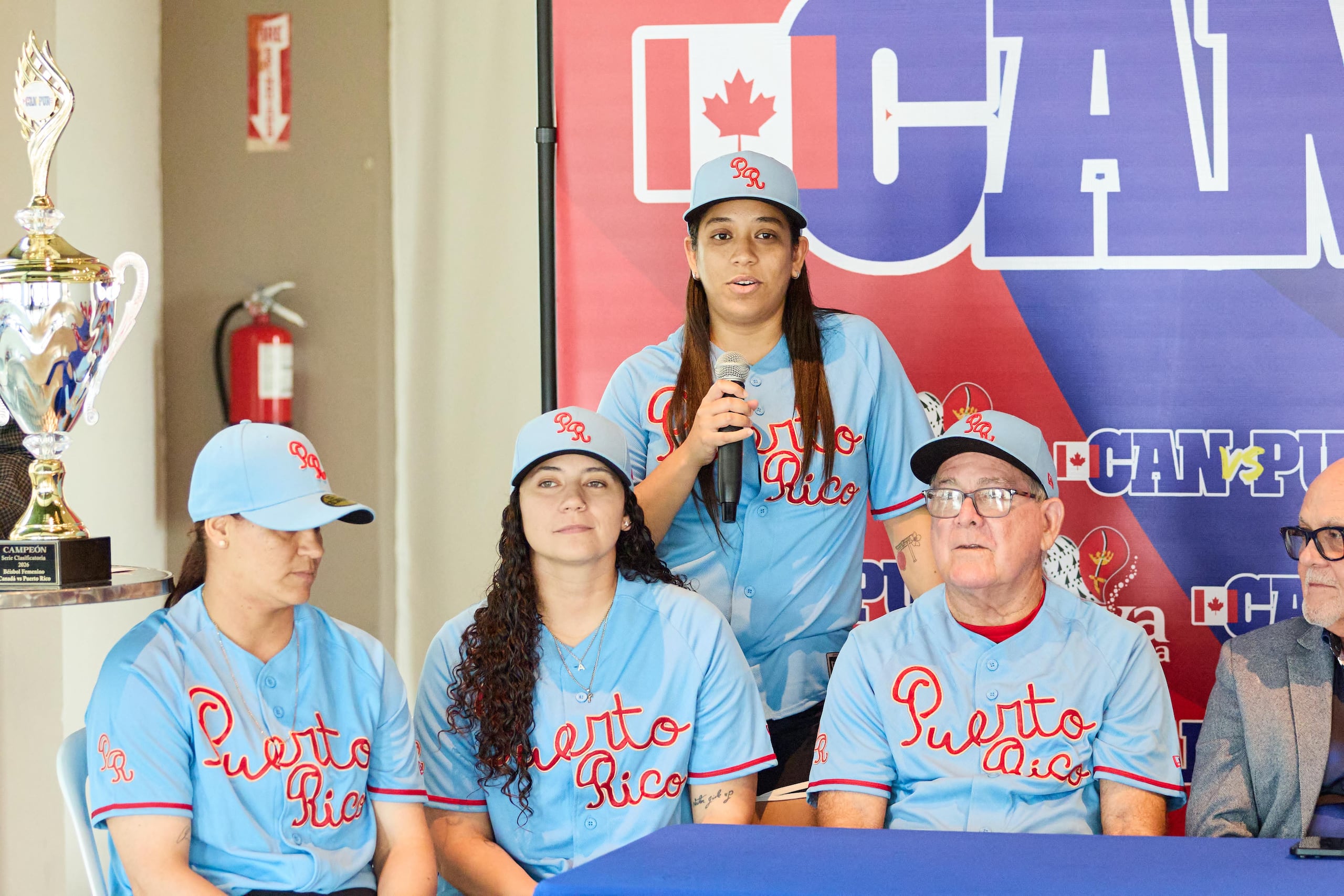 El Equipo Nacional de Béisbol femenino busca un boleto al Mundial.