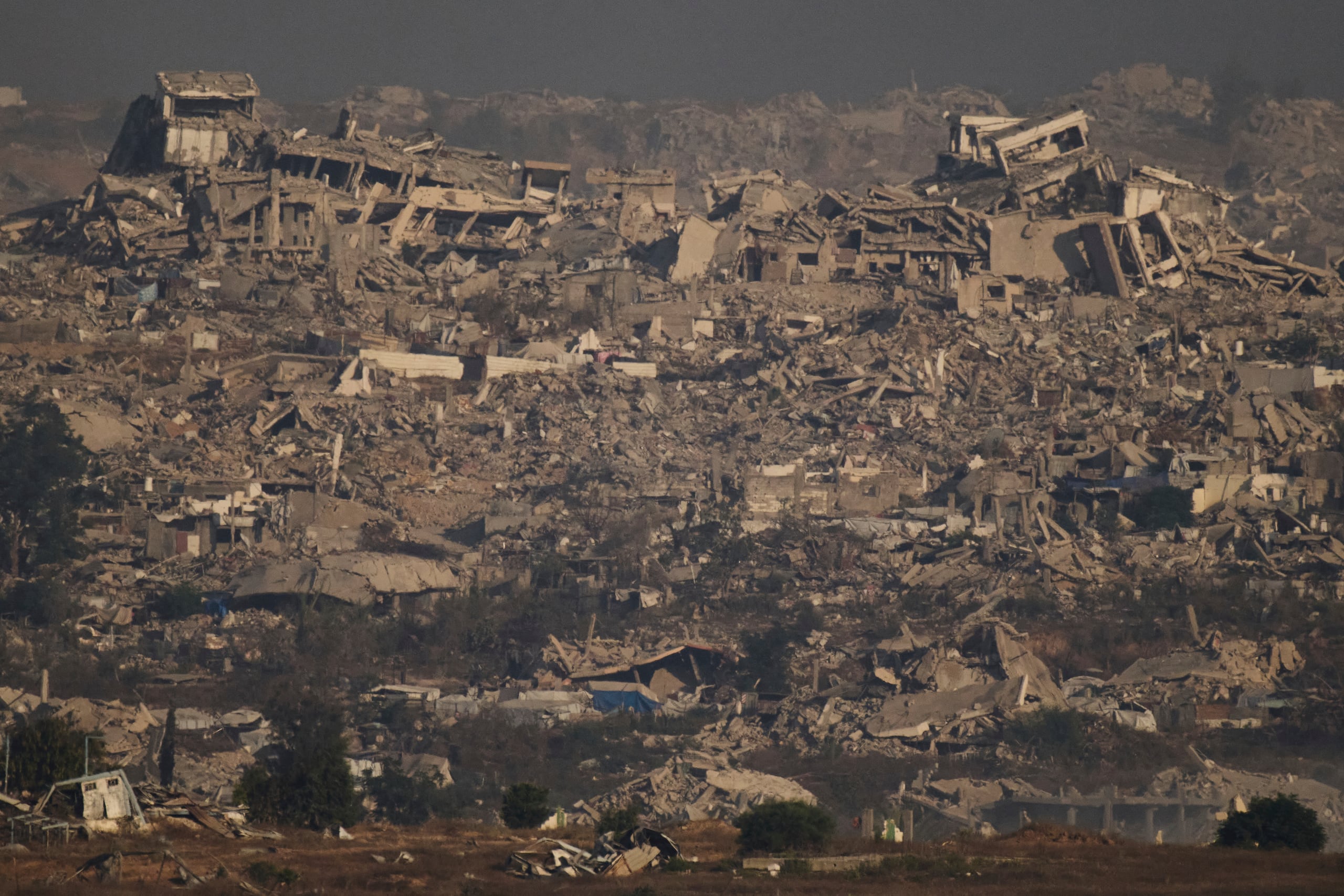 Edificios destrozados durante la campaña militar terrestre y aérea de Israel en el norte de la Franja de Gaza, vistos desde el sur de Israel, el 10 de julio de 2025. (AP Foto/Leo Correa)
