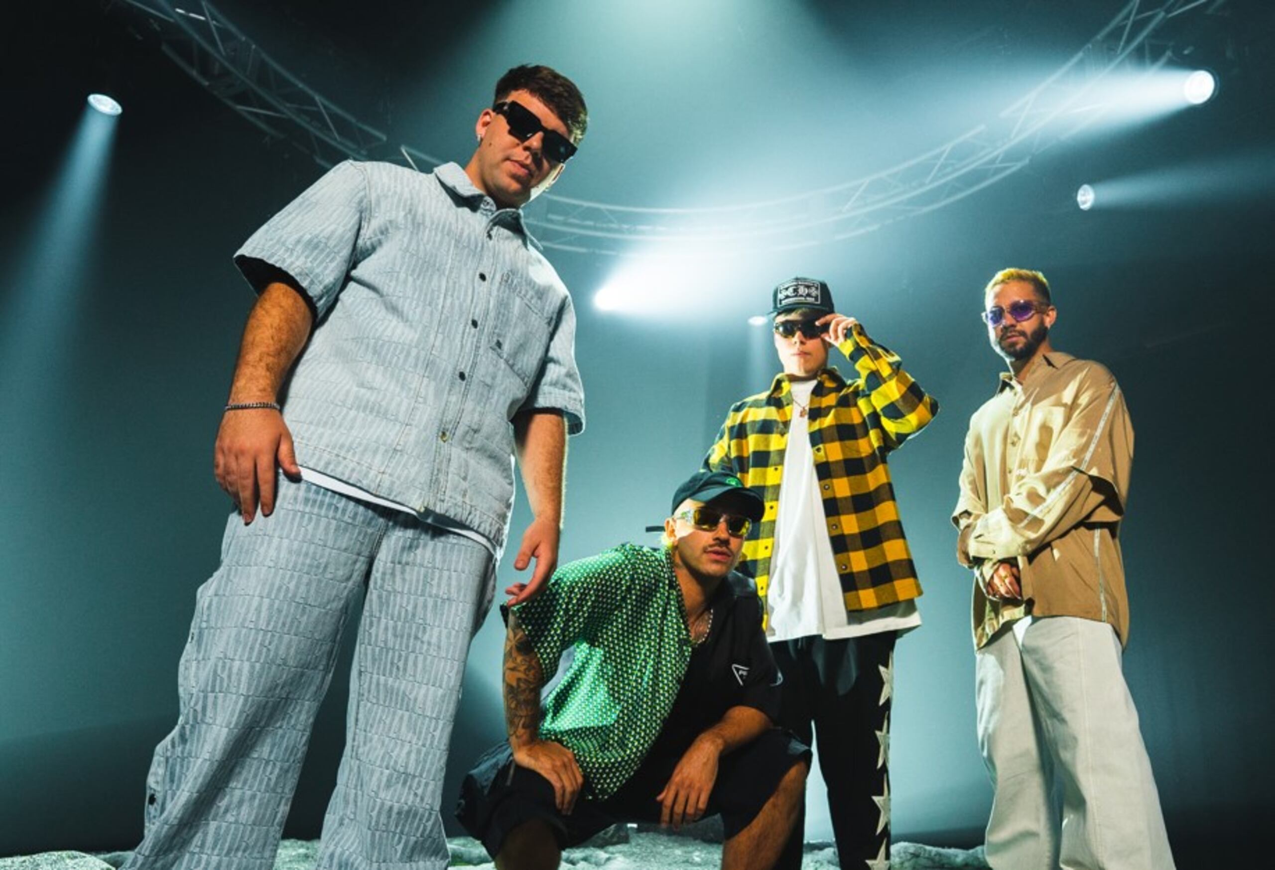 La canción resalta fusiones de reguetón y música electrónica.