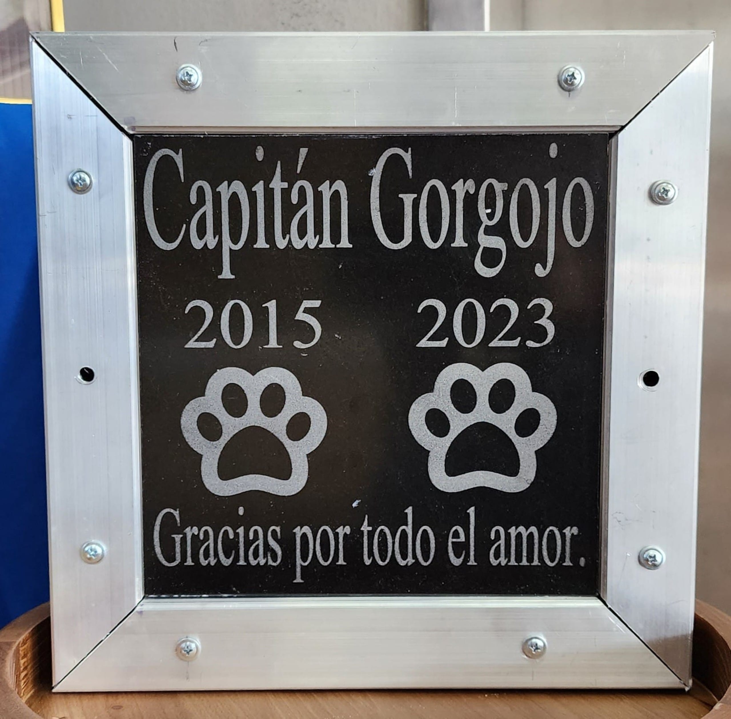 Tarja a la mascota de la comandancia de Bayamón, apodado “Gorgi”, quien por muchos años fue su guardián, brindándole compañía tanto a los agentes como a los visitantes.