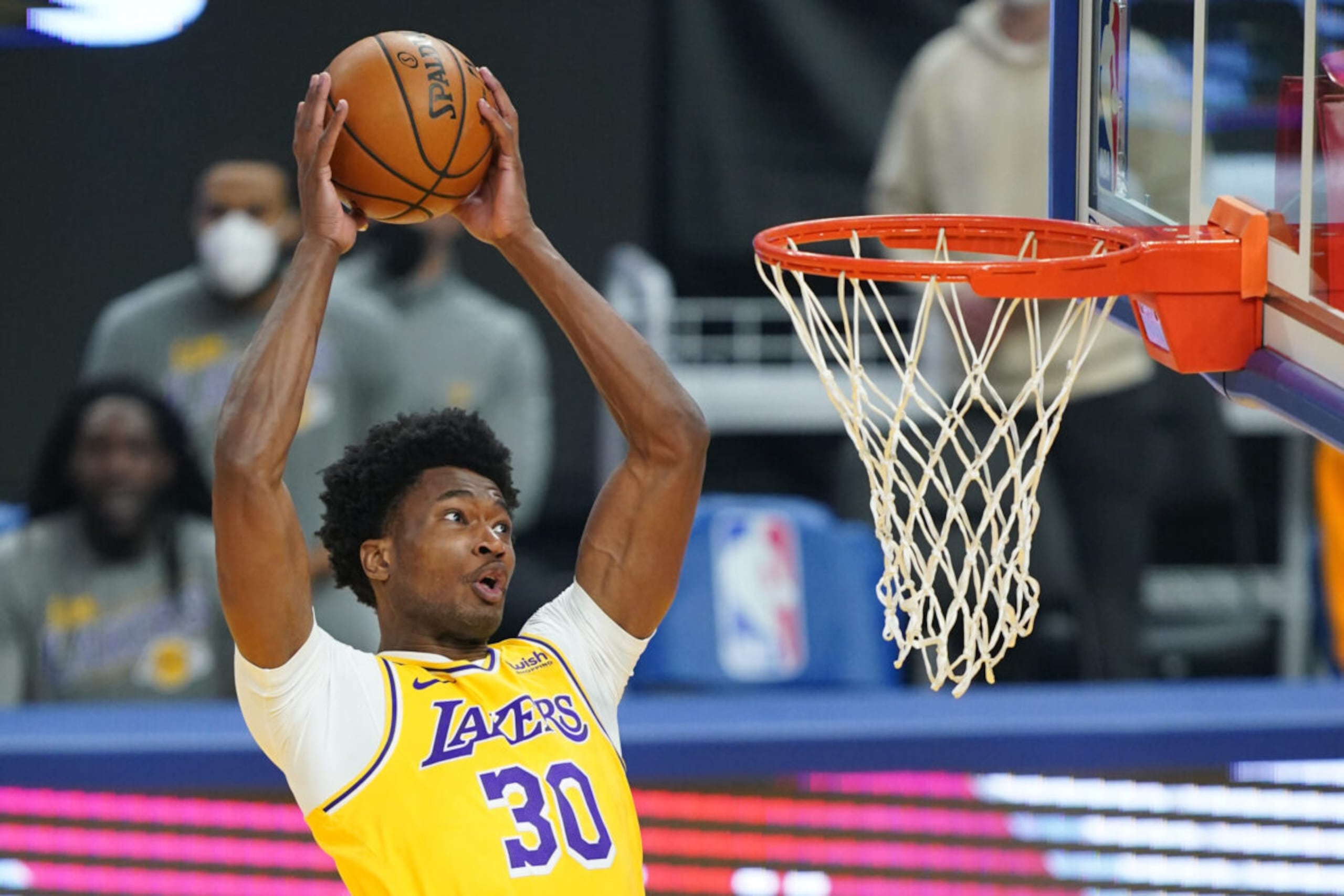 Damian Jones jugará con los Vaqueros.