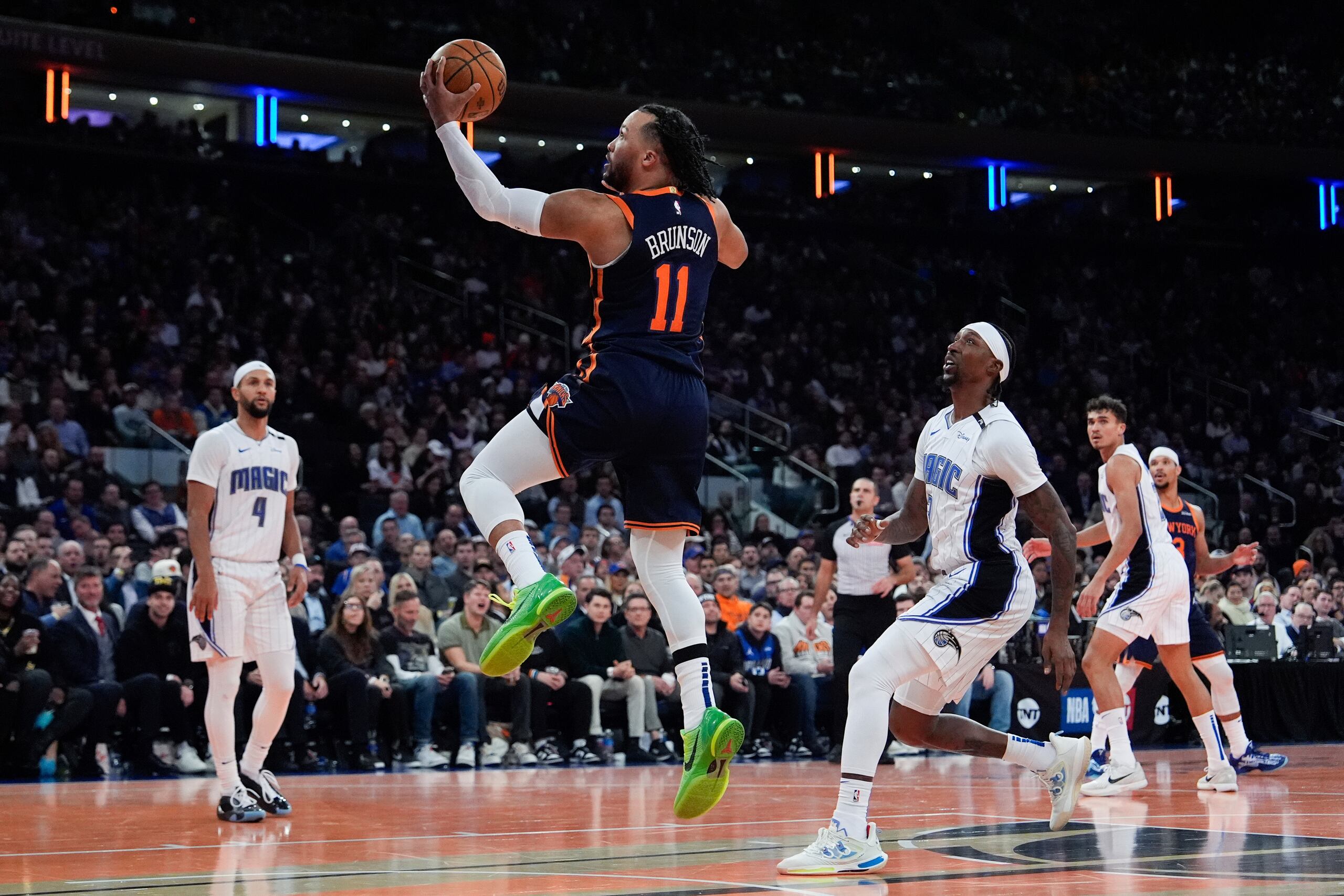 Jalen Brunson (11), de los Knicks de Nueva York, encesta de bandeja ante el Magic de Orlando, el martes 3 de diciembre de 2024, en Nueva York. (AP Foto/Julia Demaree Nikhinson)