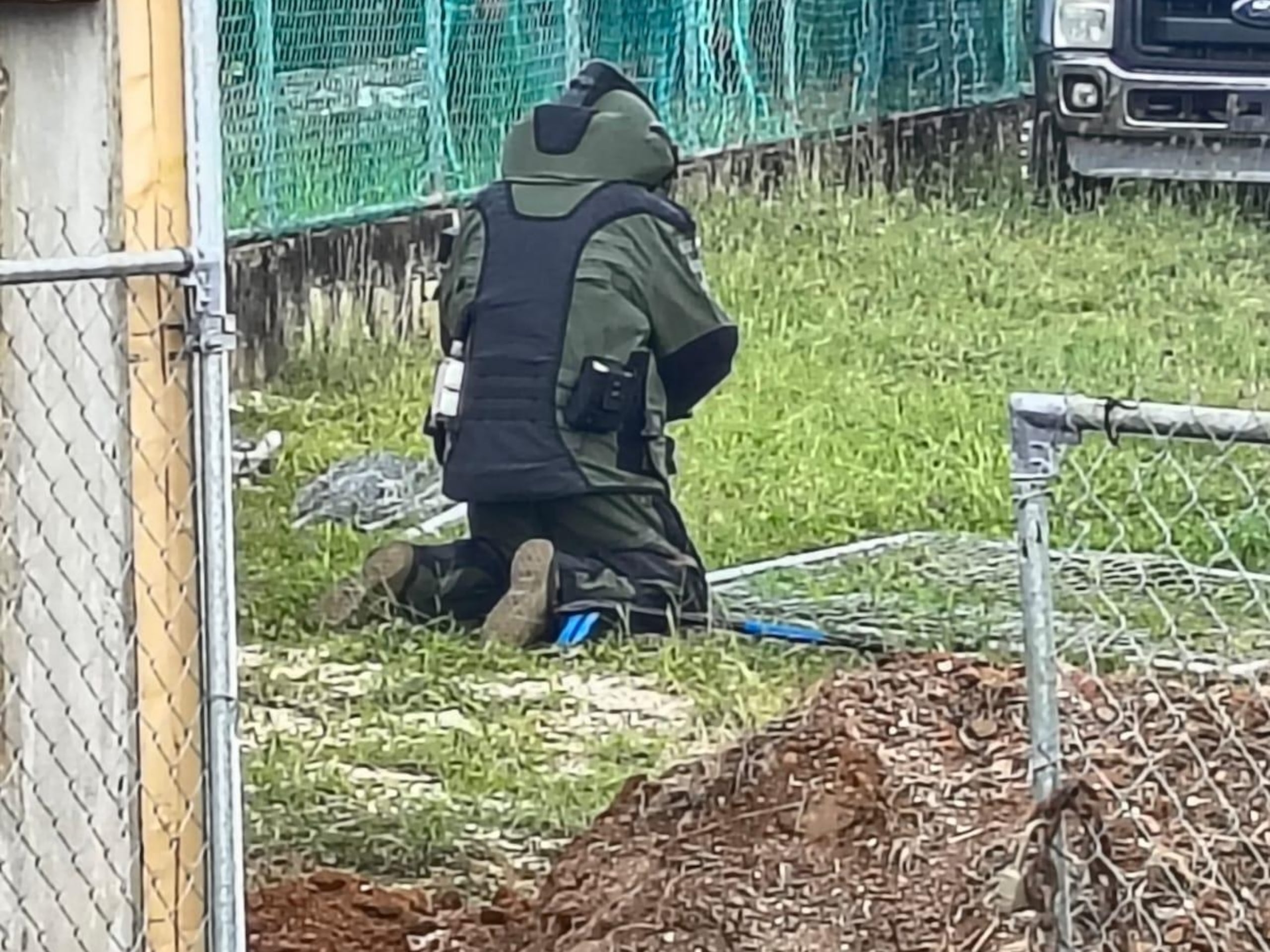 Técnico de la División de Explosivos mientras removía una granada en un solar de una comunidad aledaña a la playa de Vega Baja.