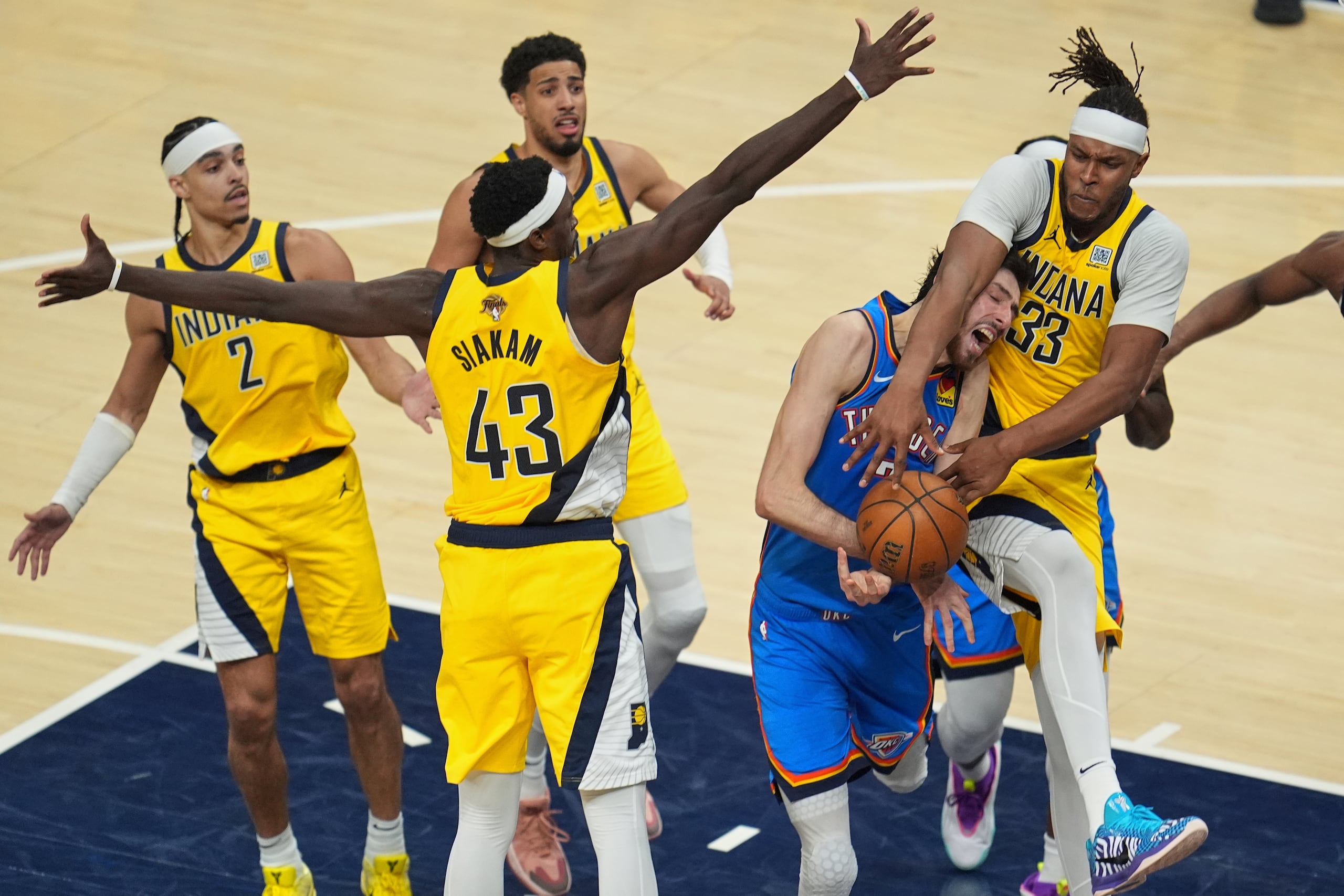Chet Holmgren del Oklahoma City Thunder recibe una falta personal del centro de los Pacers, Myles Turner durante la acción de la segunda mitad del partido del miércoles.