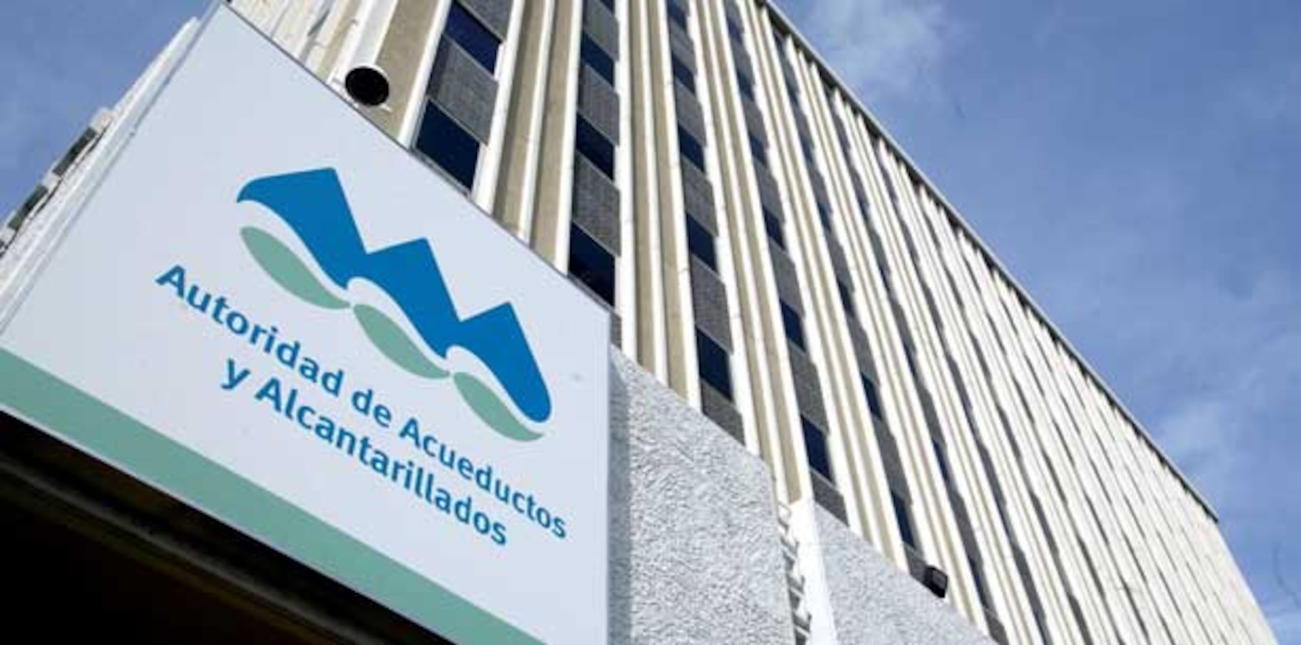 Zairimar Boschetti, directora de comunicaciones de la región este de la AAA, señaló que aunque el tubo es pequeño la presión del agua ha creado una pendiente (chorro) que llega hasta la autopista PR-30, y ha provocado tráfico pesado en el área. (Archivo)