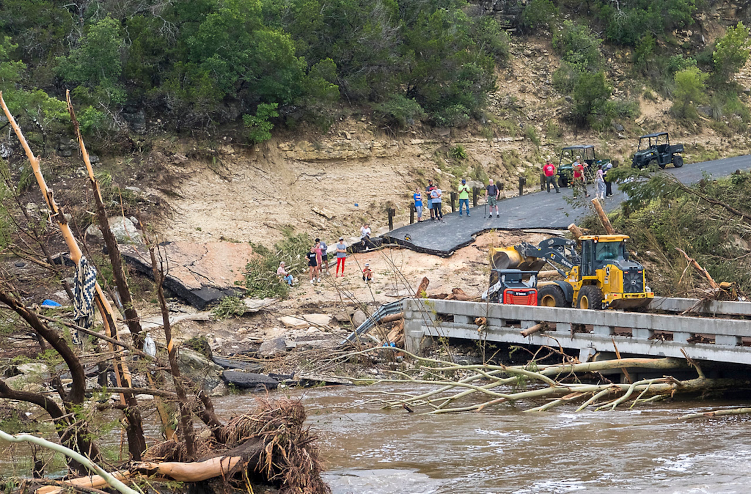 Personal trabaja para retirar escombros del puente Cade Loop junto al río Guadalupe, el sábado, 5 de julio de 2025, en Ingram, Texas.