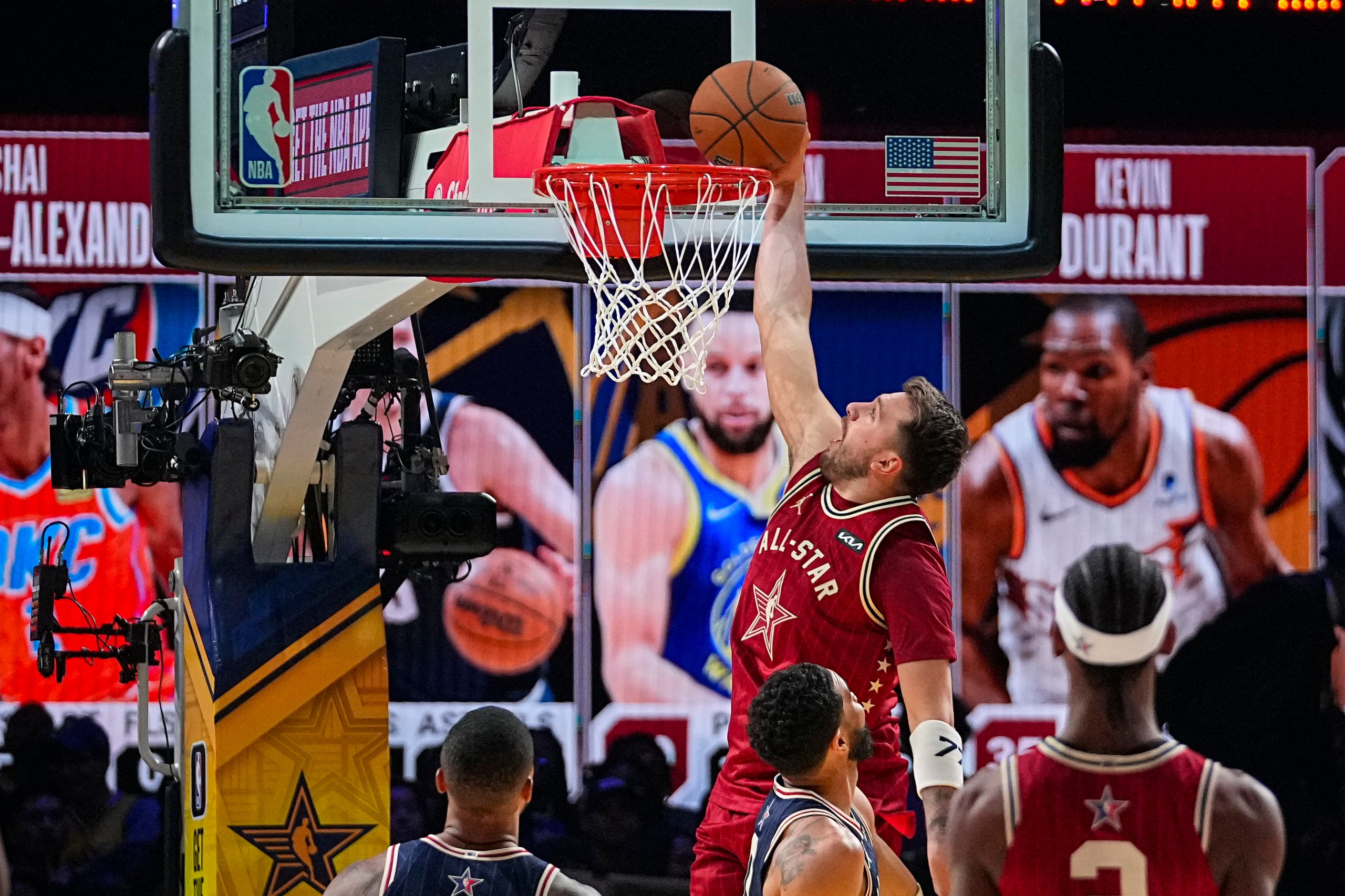 Luka Doncic donquea el balón durante el Juego de Estrellas de la NBA, el 18 de febrero de 2024.