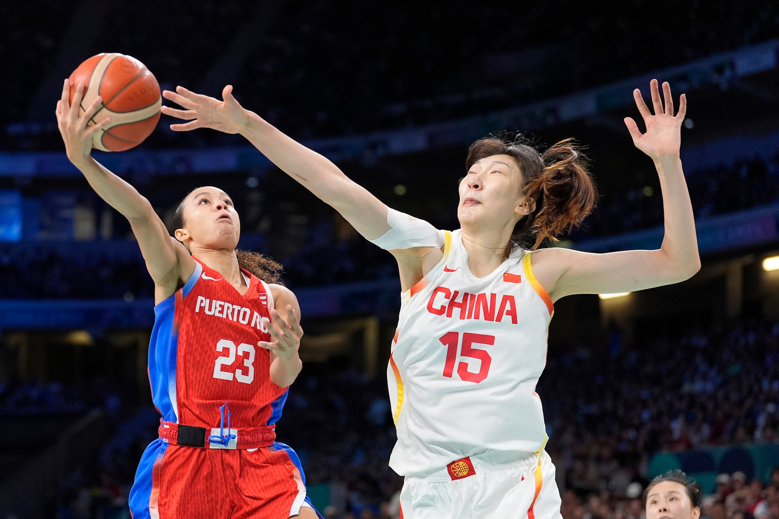 Trinity San Antonio, izquierda, ataca el canasto ante la china Han Xu en los Juegos Olímpicos de París 2024.