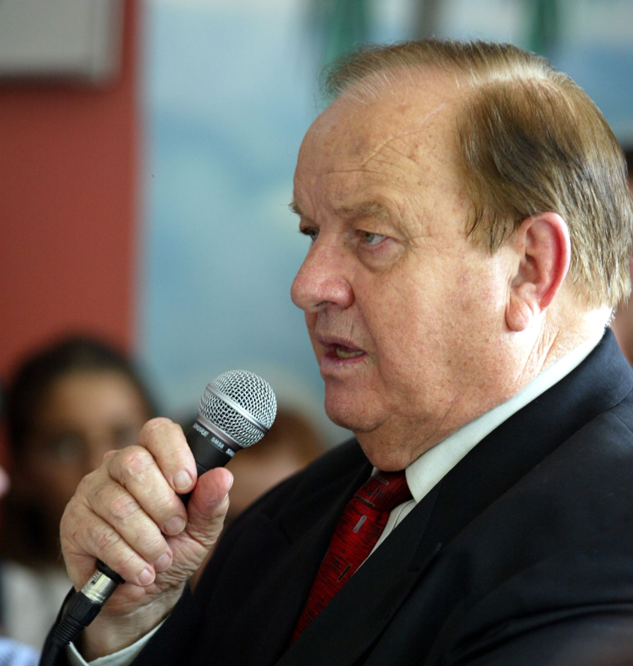 Mauricio Guidini Filho durante una visita navideña en el hogar Shekinah el 8 de diciembre de 2002.