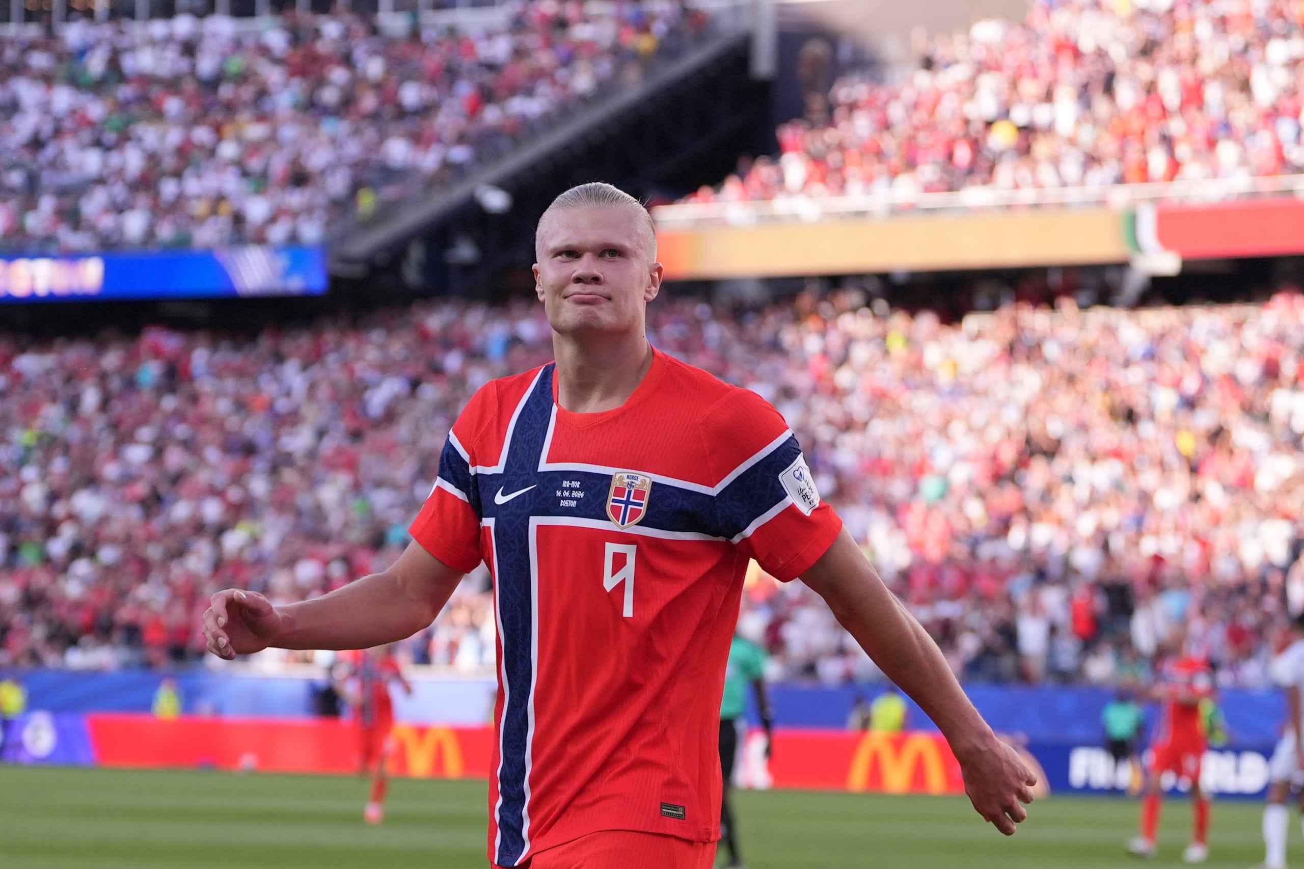 Erling Haaland, de Noruega, festeja tras anotar el segundo gol de su conjunto ante Irak en el Mundial.