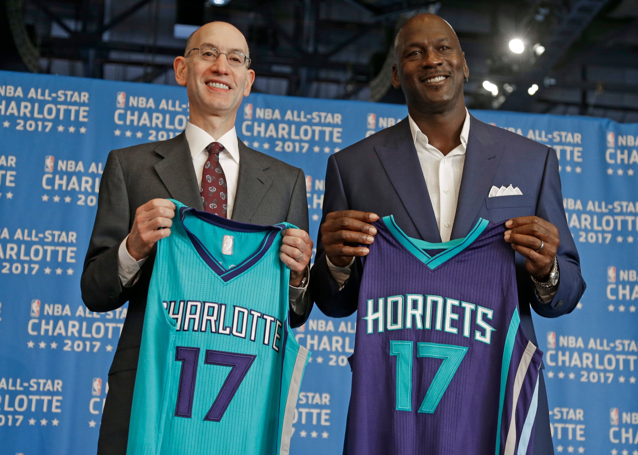 El comisionado de la NBA, Adam Silver (izquierda) y el dueño de los Hornets de Charlotte Michael Jordan posan durante el anuncio de Charlotte como sede del Juego de Estrellas de la NBA, el 23 de junio de 2015. Hoy la NBA aprobó la venta de los Hornets.