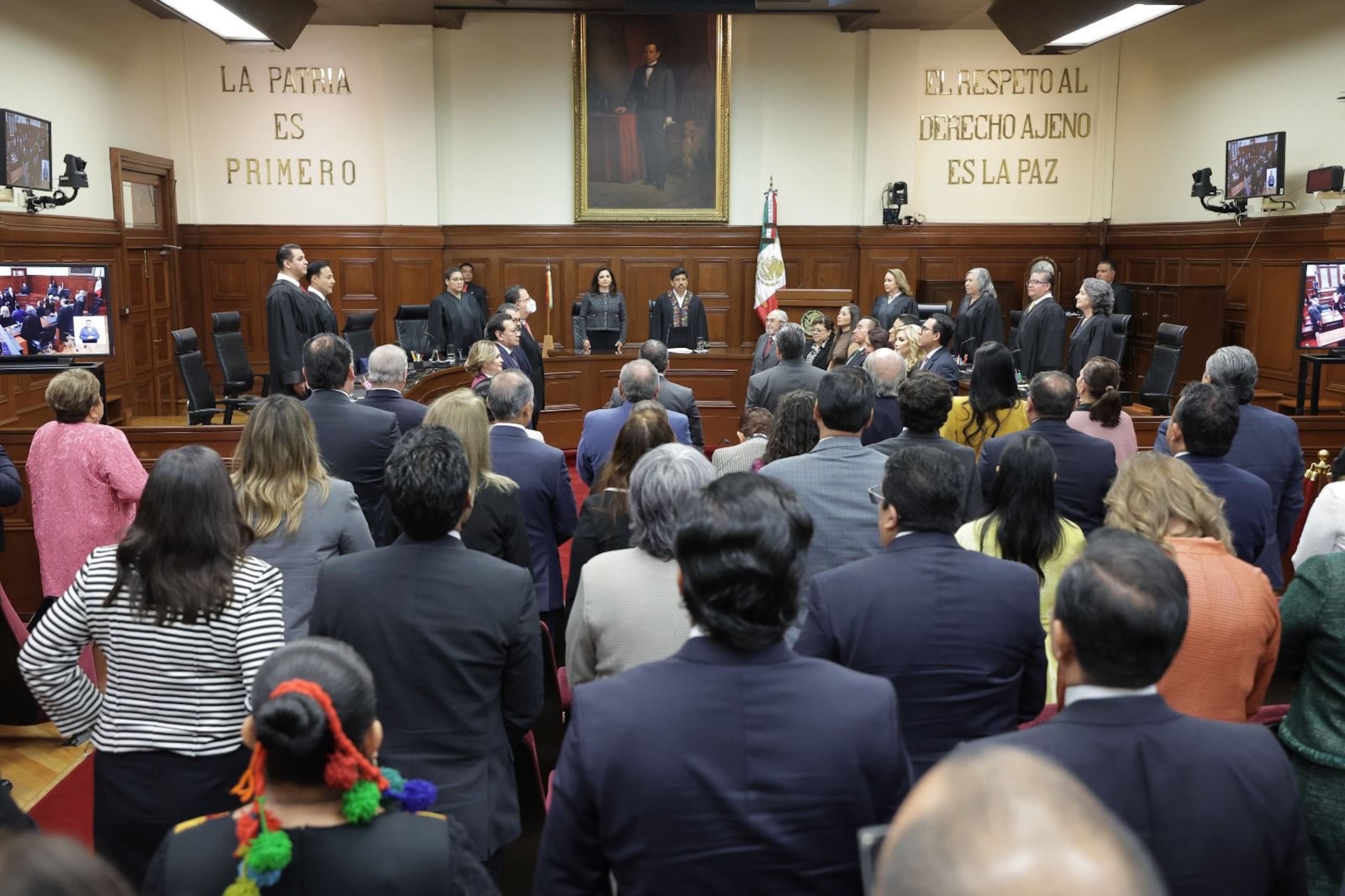 En el momento en que todos los presentes se pararon para escuchar el himno nacional de México, sonó la salsa "¿Que precio tiene el cielo?", del cantante boricua.