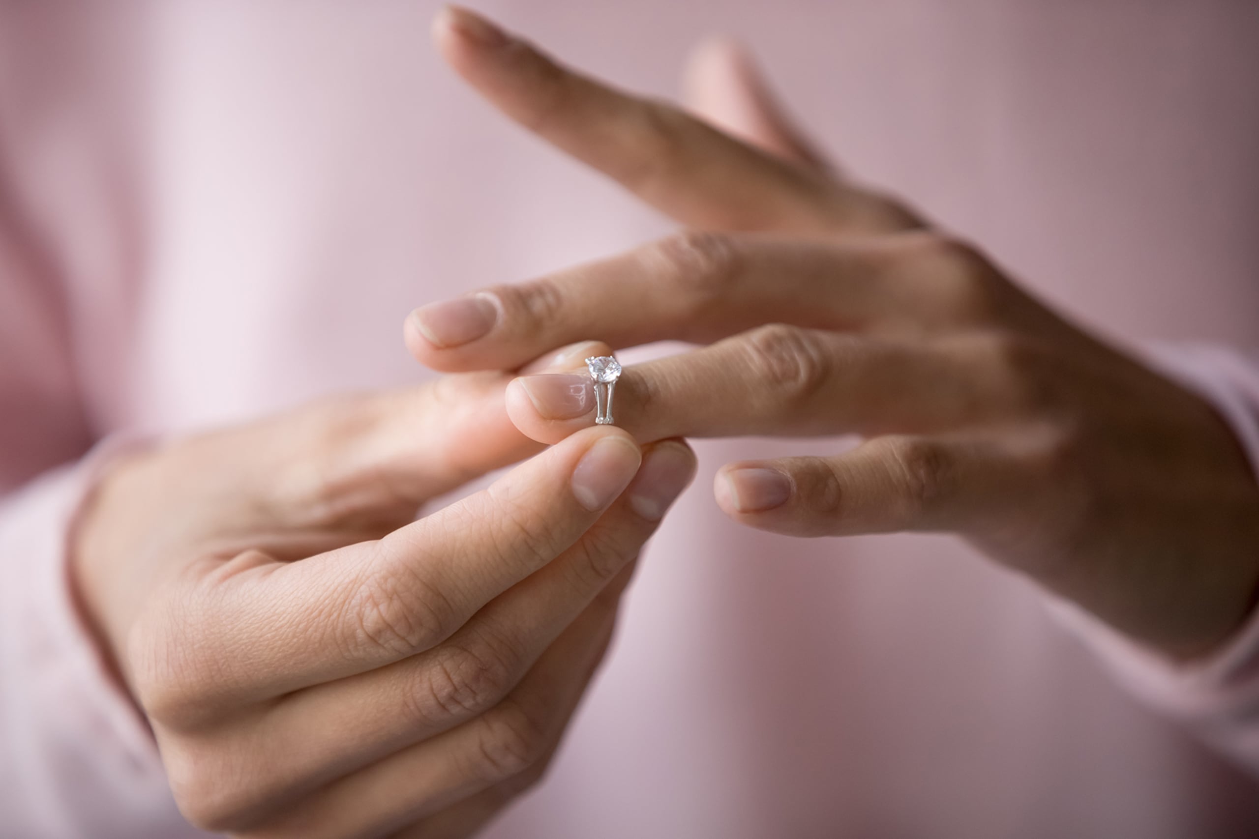 Unas de las causas que podrían llevar al divorcio incluyen conflictos por diferentes razones, como disconformidad sexual, diferencias en la crianza y metas de vida que ya no son compatibles. (Shutterstock)