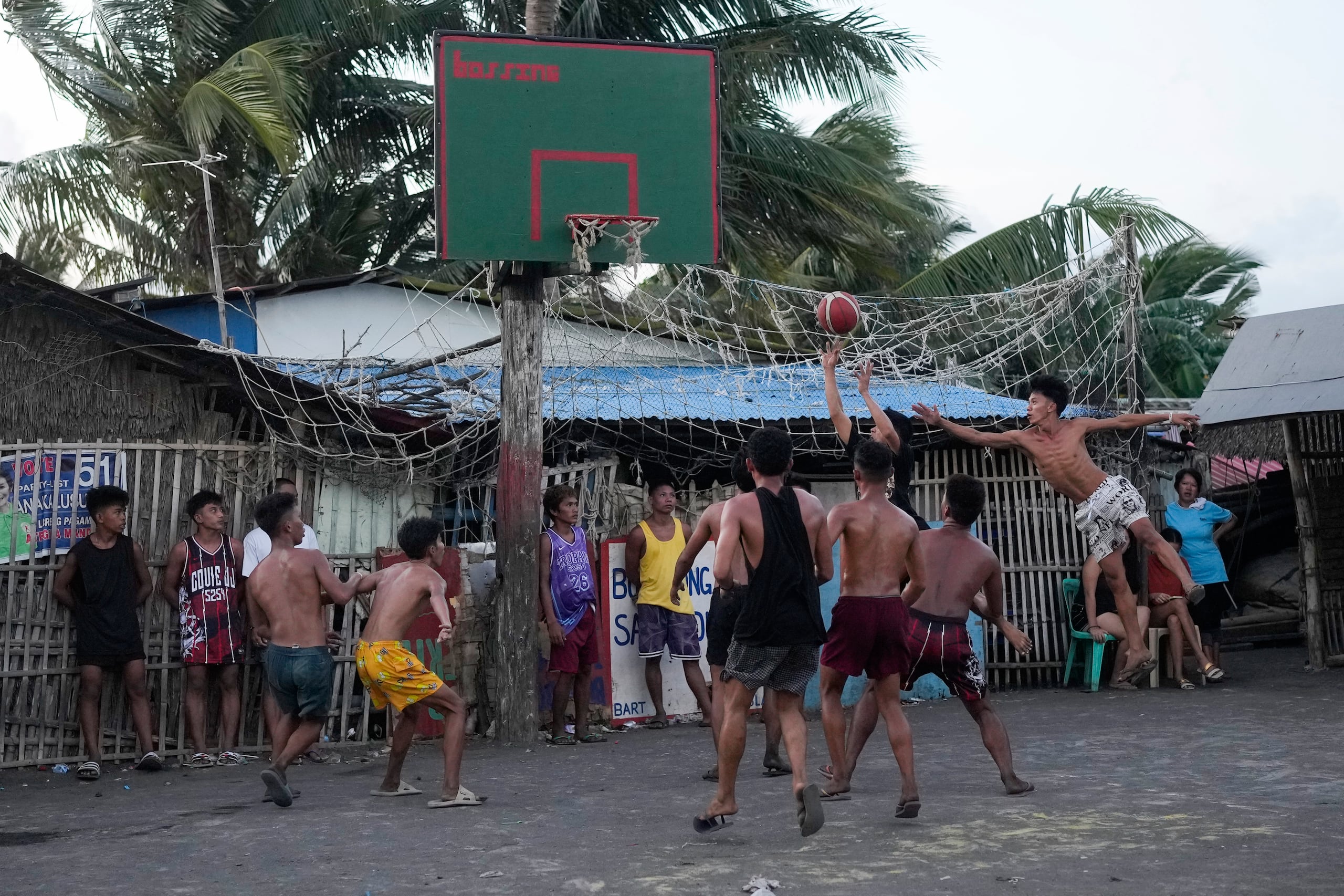 Aquí se ve otra cancha y otro grupo jugando básquet en la provincia de Batangas.