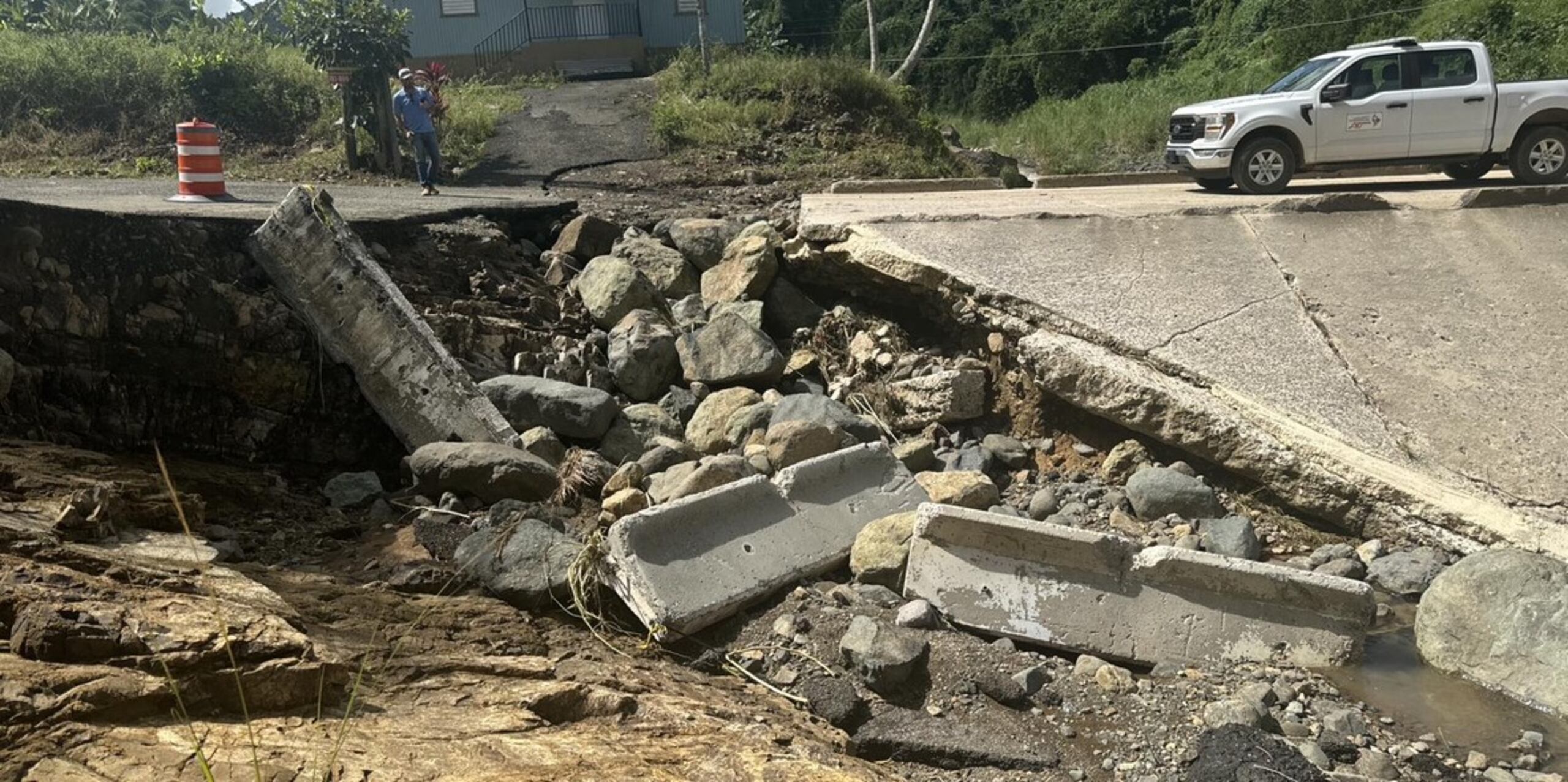 No hay paso por la carretera PR-431 en el kilómetro 5.6 del sector Boquilla en el barrio Río Prieto, del poblado Castañer, por el colapso de un puente.