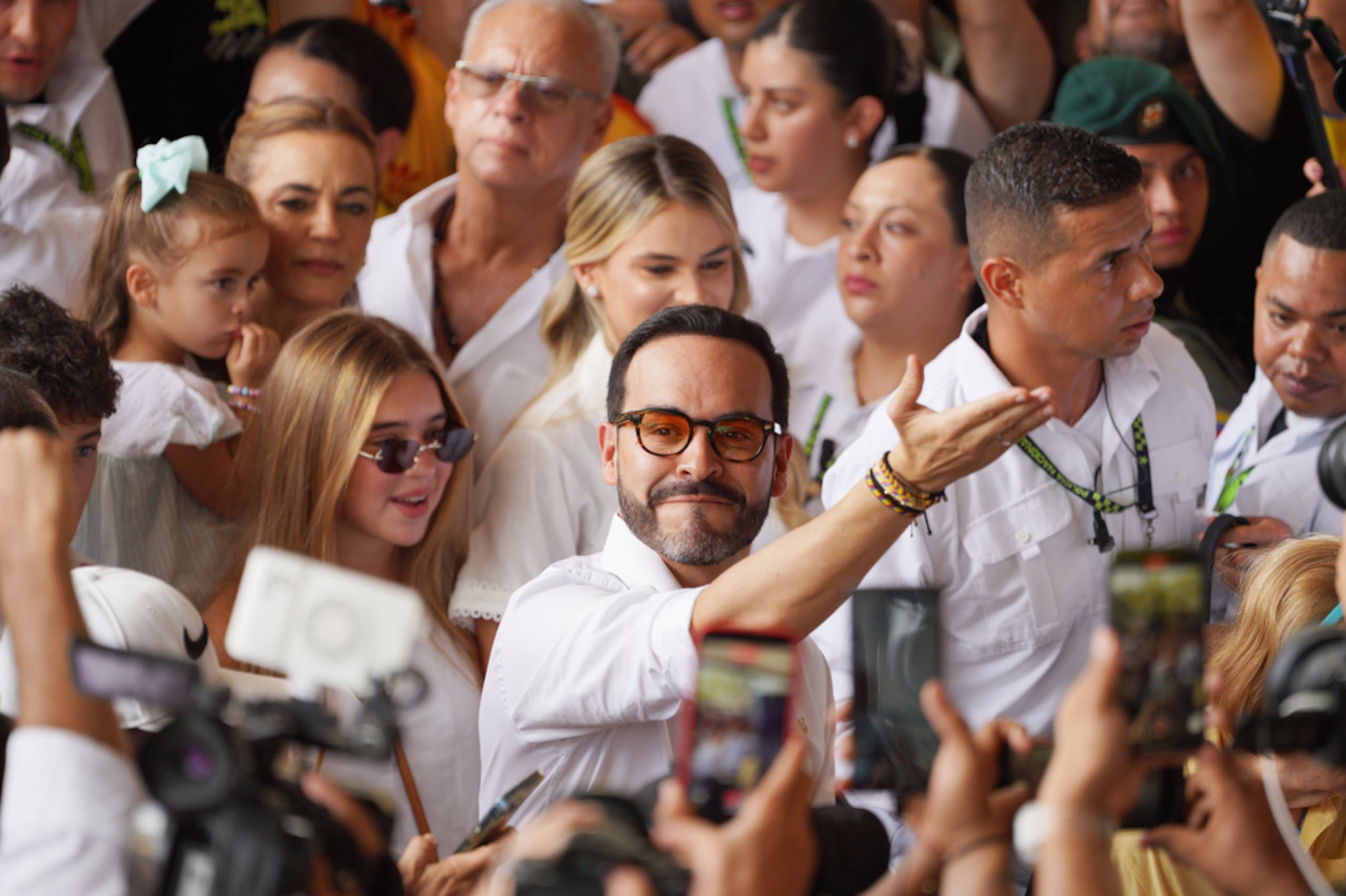 El candidato presidencial Abelardo de la Espriella, del movimiento Defensores de la Patria, saluda con la mano tras votar en las elecciones presidenciales celebradas en Barranquilla, Colombia, el domingo 31 de mayo de 2026. (Foto AP/Iván Valencia)