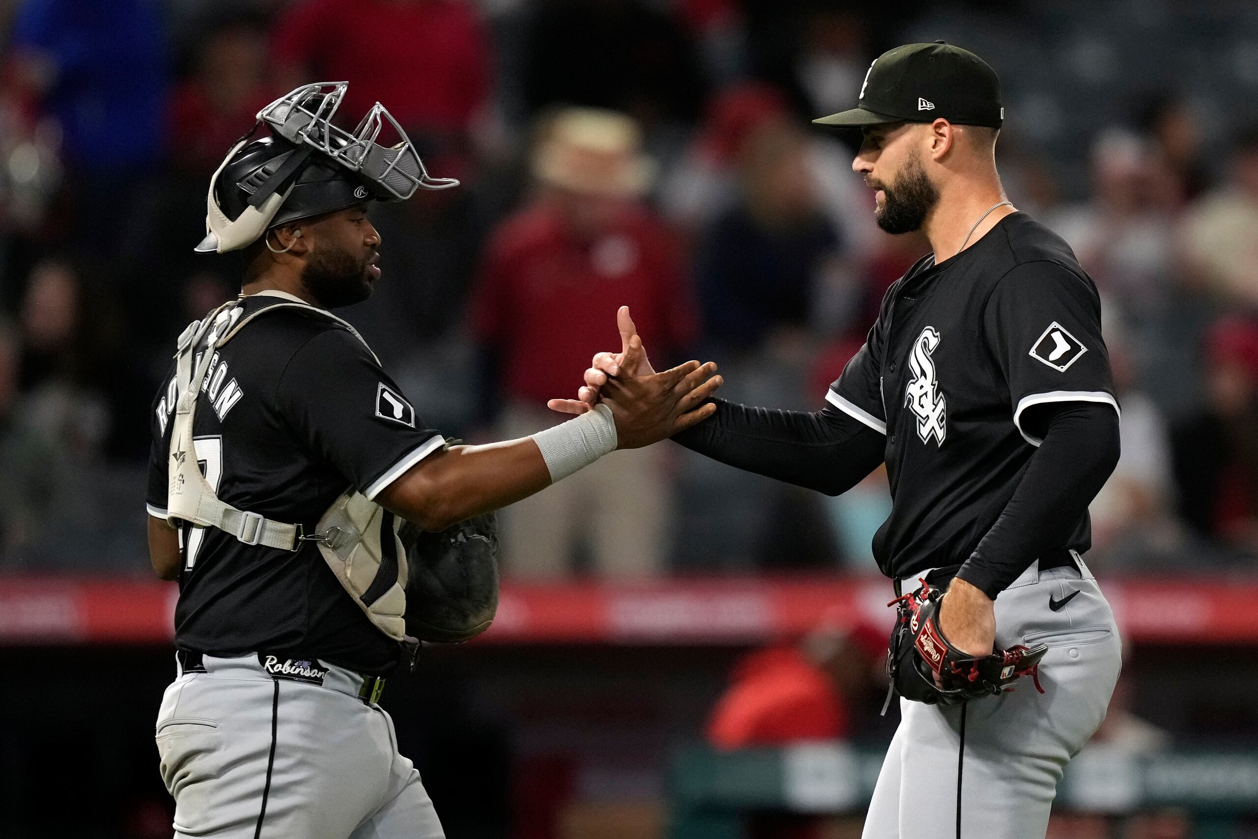 El cátcher de los Medias Blancas de Chicago Chuckie Robinson saluda al pitcher Justin Anderson tras la victoria ante los Angelinos de Los Ángeles el lunes 16 de septiembre del 2024. (AP Foto/Mark J. Terrill)