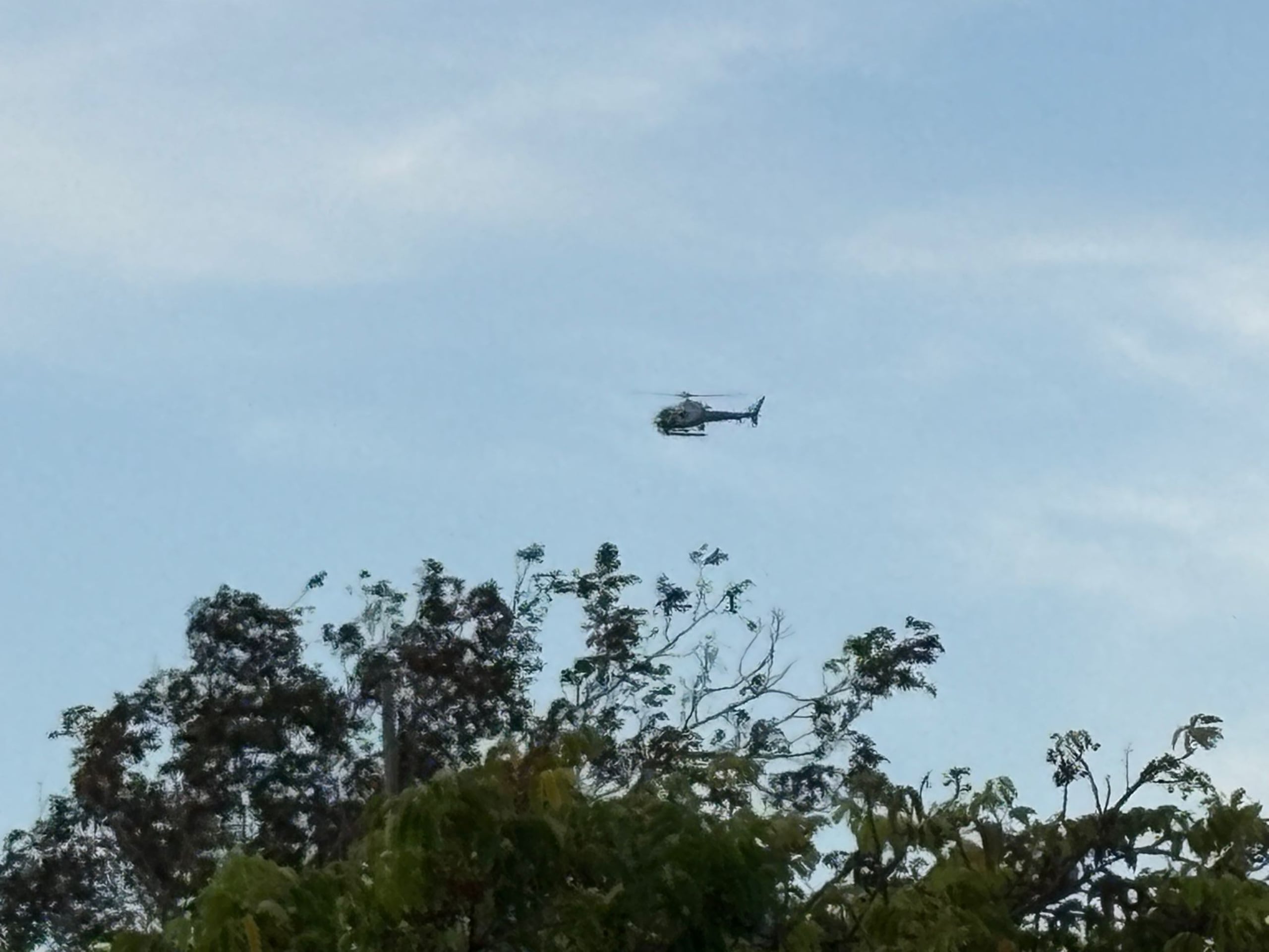 Un helicóptero de las autoridades federales sobrevoló la zona de Añasco y Rincón durante el operativo. (GFR Media)