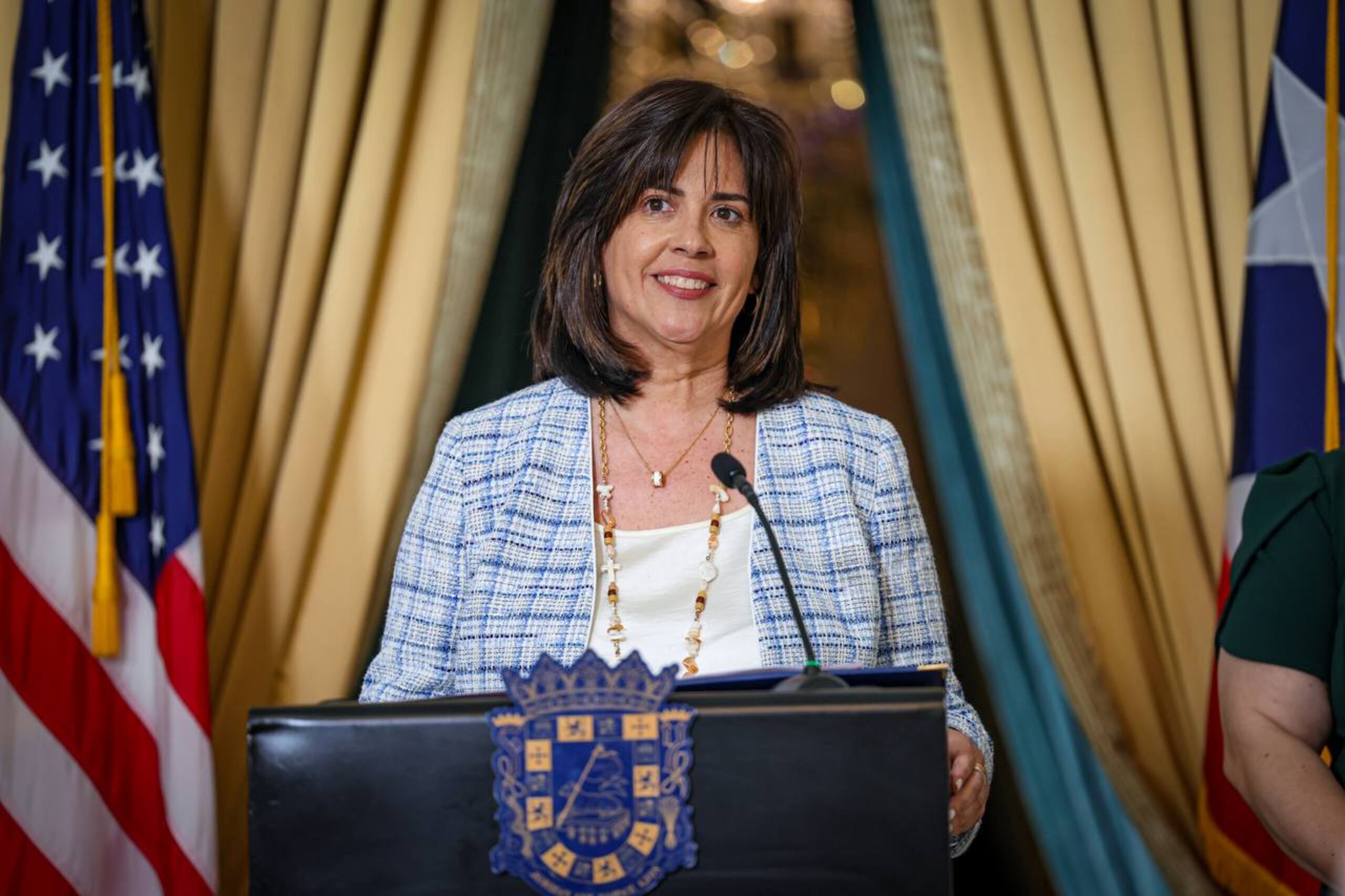 Carmen A. Vega-Fournier al ser anunciada por la gobernadora Jenniffer González como su nominada a dirigir la Oficina del Contralor de Puerto Rico.