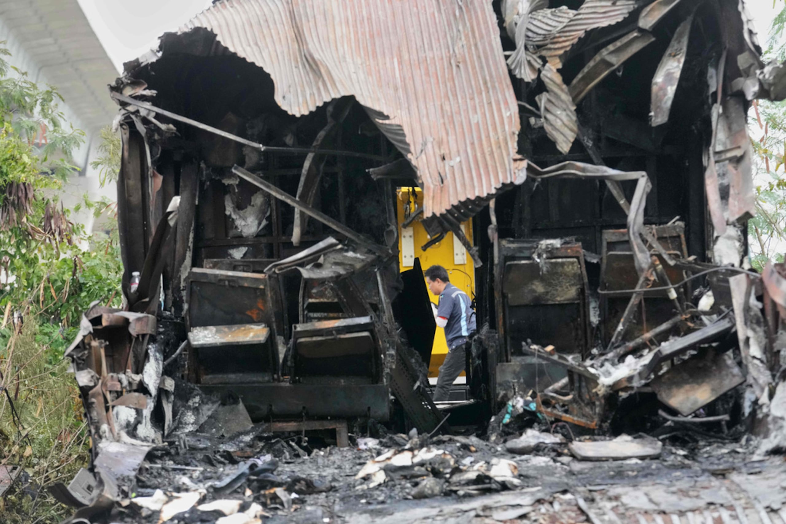 Un rescatista camina entre los escombros luego de que una grúa de construcción cayera sobre un tren de pasajeros en la provincia de Nakhon Ratchasima, Tailandia, el miércoles 14 de enero de 2026.