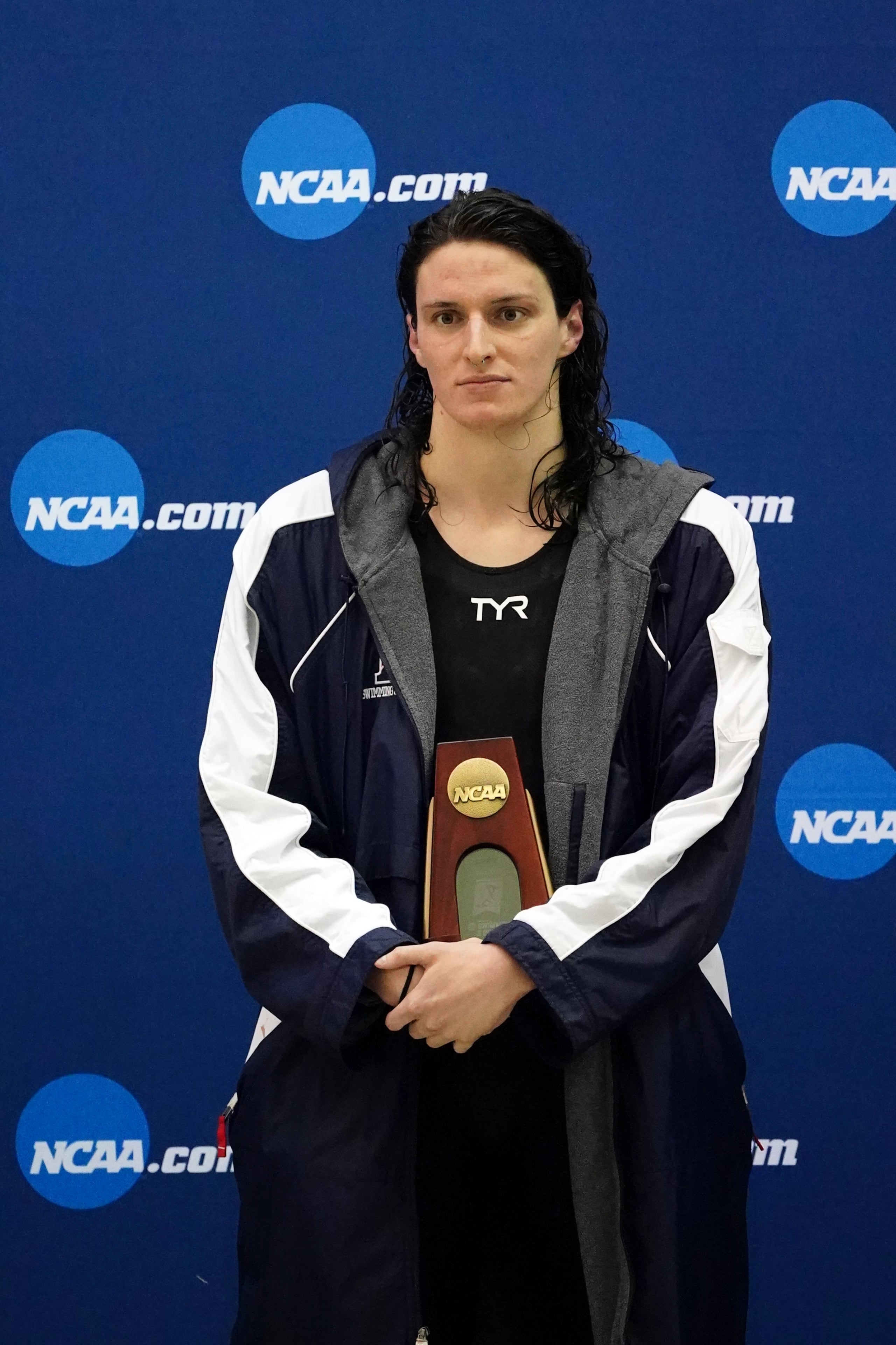 La atleta transgénero de la Universidad de Pensilvania, Lia Thomas, sostiene su trofeo tras quedar empatada en el quinto lugar en la final de los 200 metros estilo libre en el Campeonato de Natación y Clavados de la NCAA, el 18 de marzo de 2022, en Georgia Tech, Atlanta.