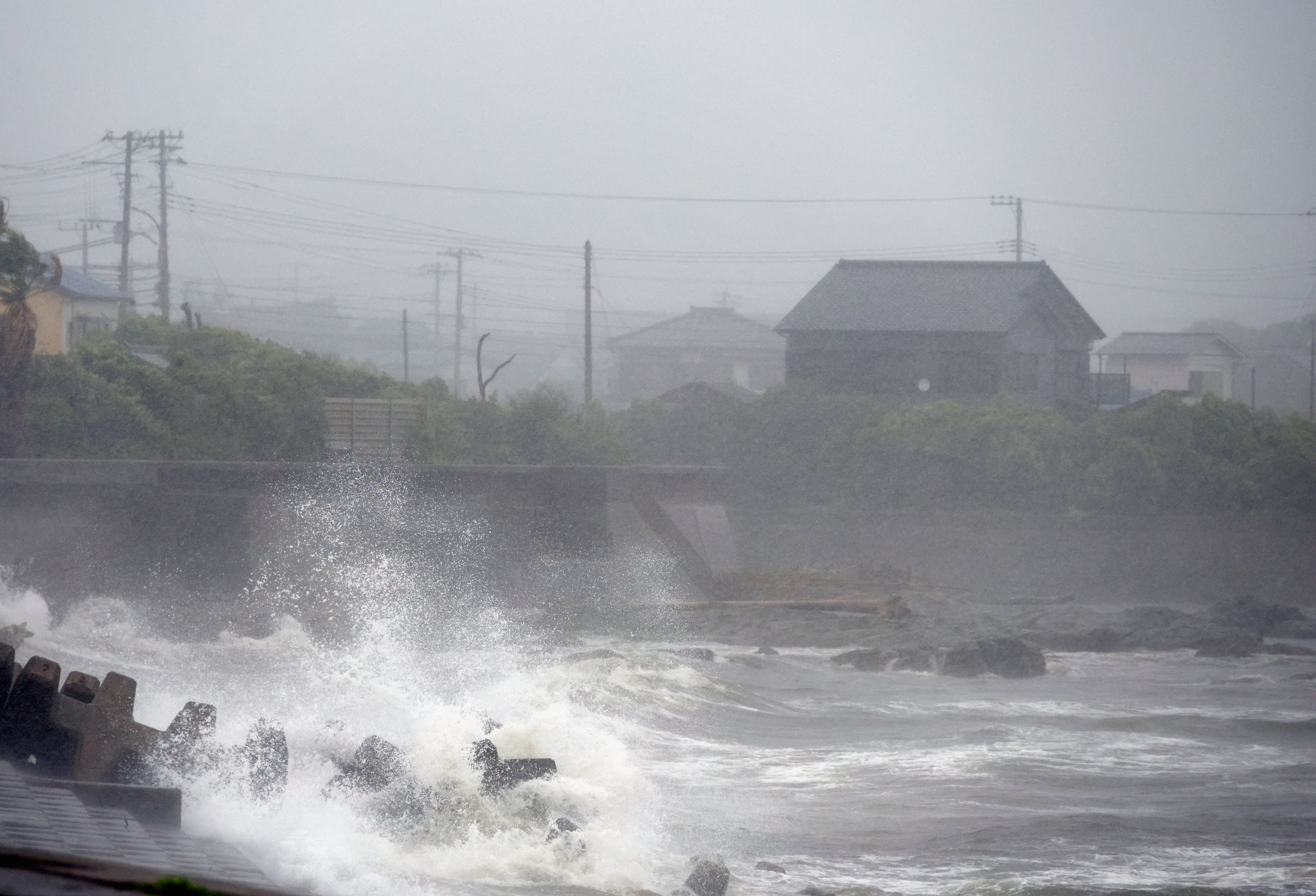 Jangmi tocó tierra en el sur de la prefectura de Wakayama alrededor de las 4:30 a.m.