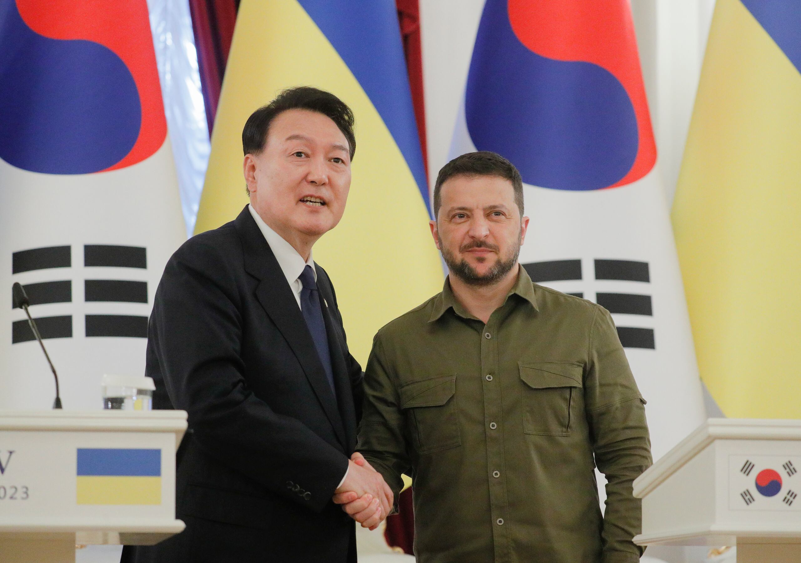 El presidente ucraniano Volodymyr Zelensky (derecha) y su homólogo surcoreano Yoon Suk Yeol (izquierda) asisten a su sesión informativa conjunta tras su reunión en Kiev, Ucrania, el 15 de julio de 2023 en medio de la invasión rusa. Yoon y la primera dama Kim Keon Hee llegaron a Ucrania el 15 de julio en una visita no anunciada luego de una visita oficial de tres días a Polonia, según su oficina. (EFE/EPA/SERGEY DOLZHENKO)