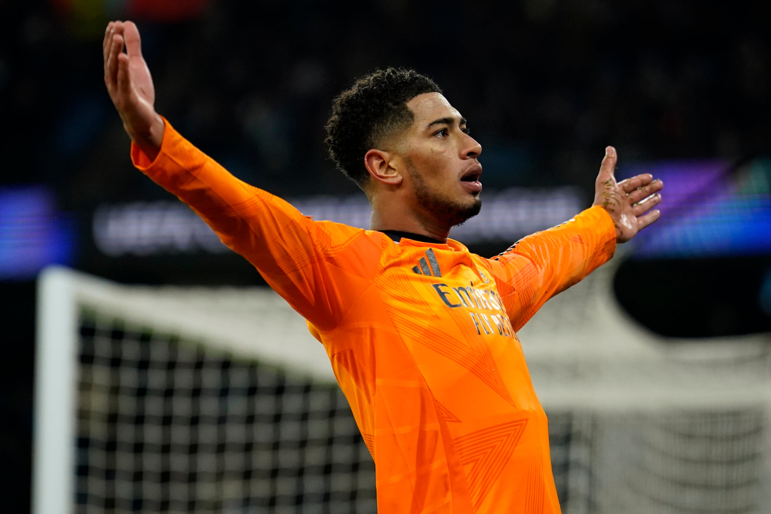 Jude Bellingham celebra tras anotar el tercer gol del Real Madrid en la victoria 3-2 ante el Manchester City en la Champions League.