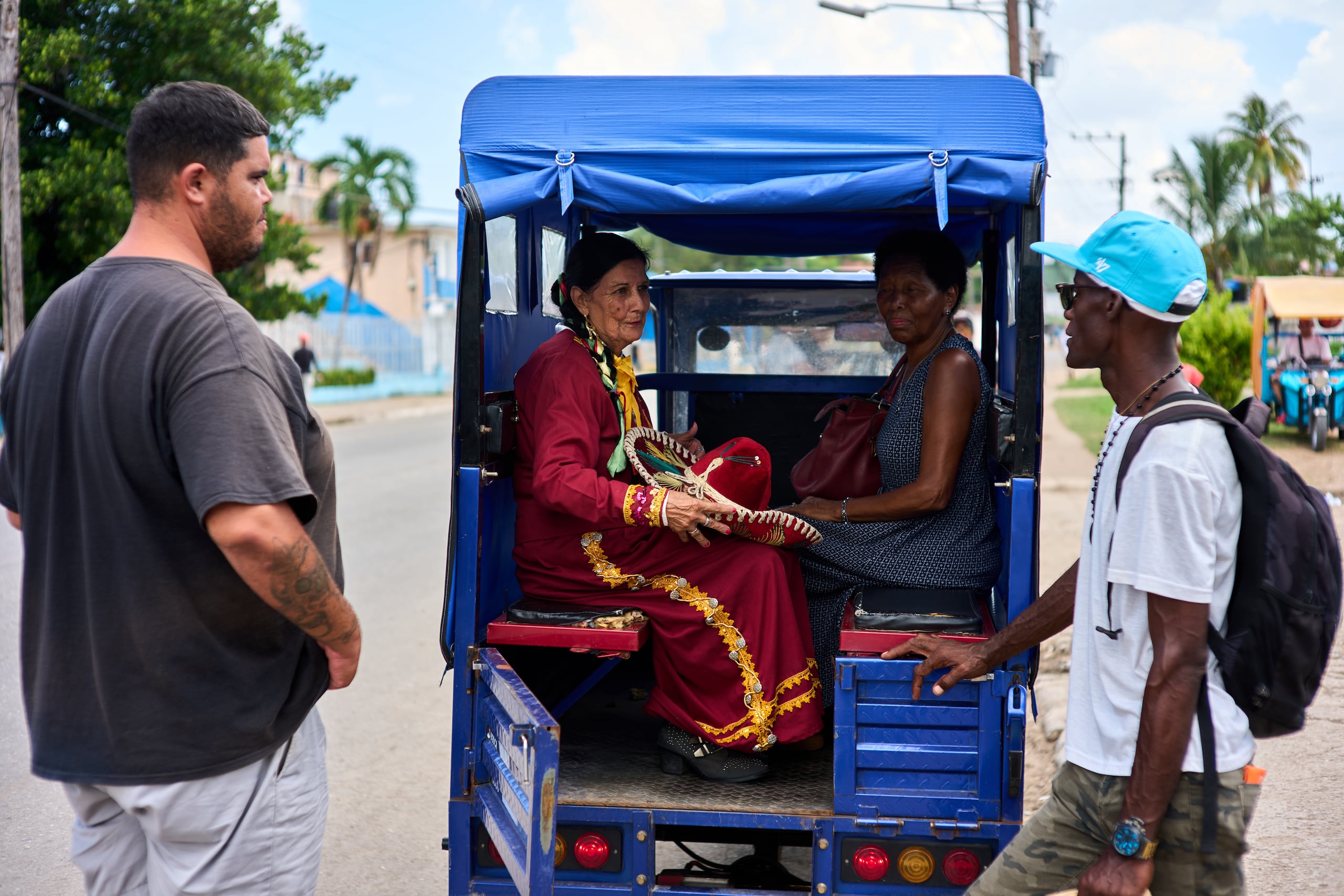 María Luz Insua espera a bordo de un triciclo eléctrico mientras se dirige a un concurso de mariachis, celebrado como parte de un evento conmemorativo del Día de la Independencia de México en La Habana, el martes 15 de septiembre de 2026. (Foto AP/Ramón Espinosa)