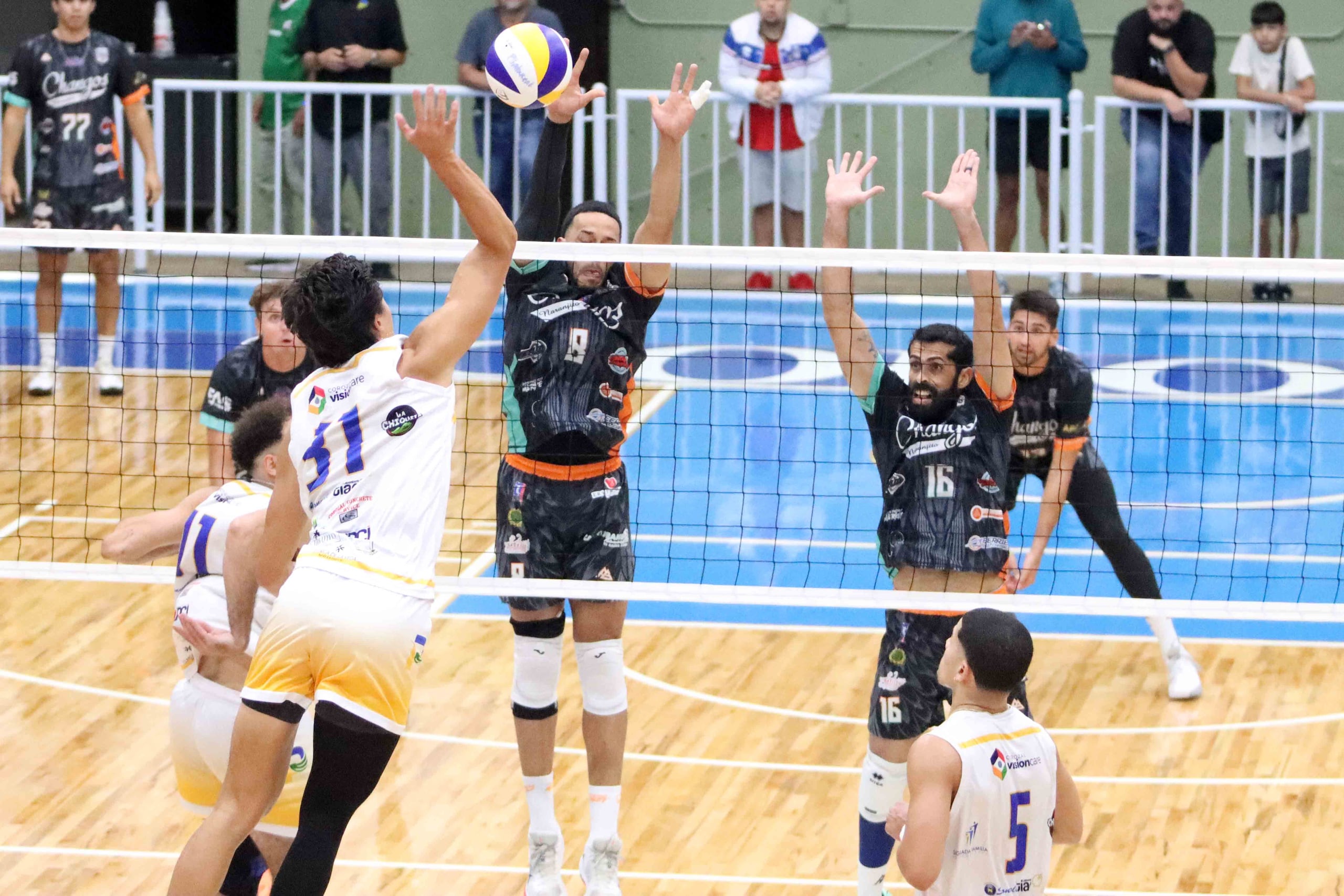 Spencer Olivier de los Plataneros realiza un ataque.