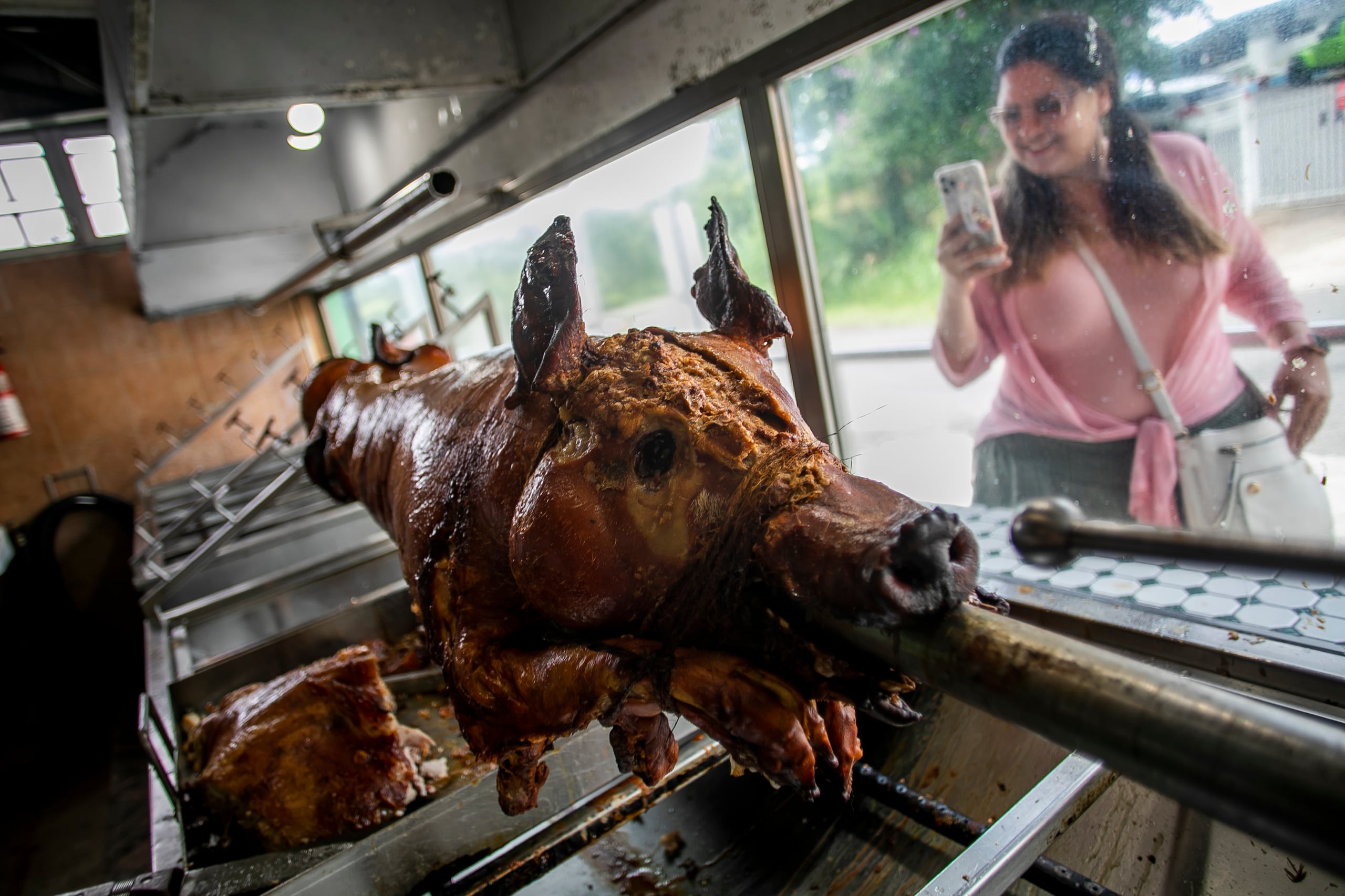 El lechón a la varita es el protagonista del menú en Los Pinos.