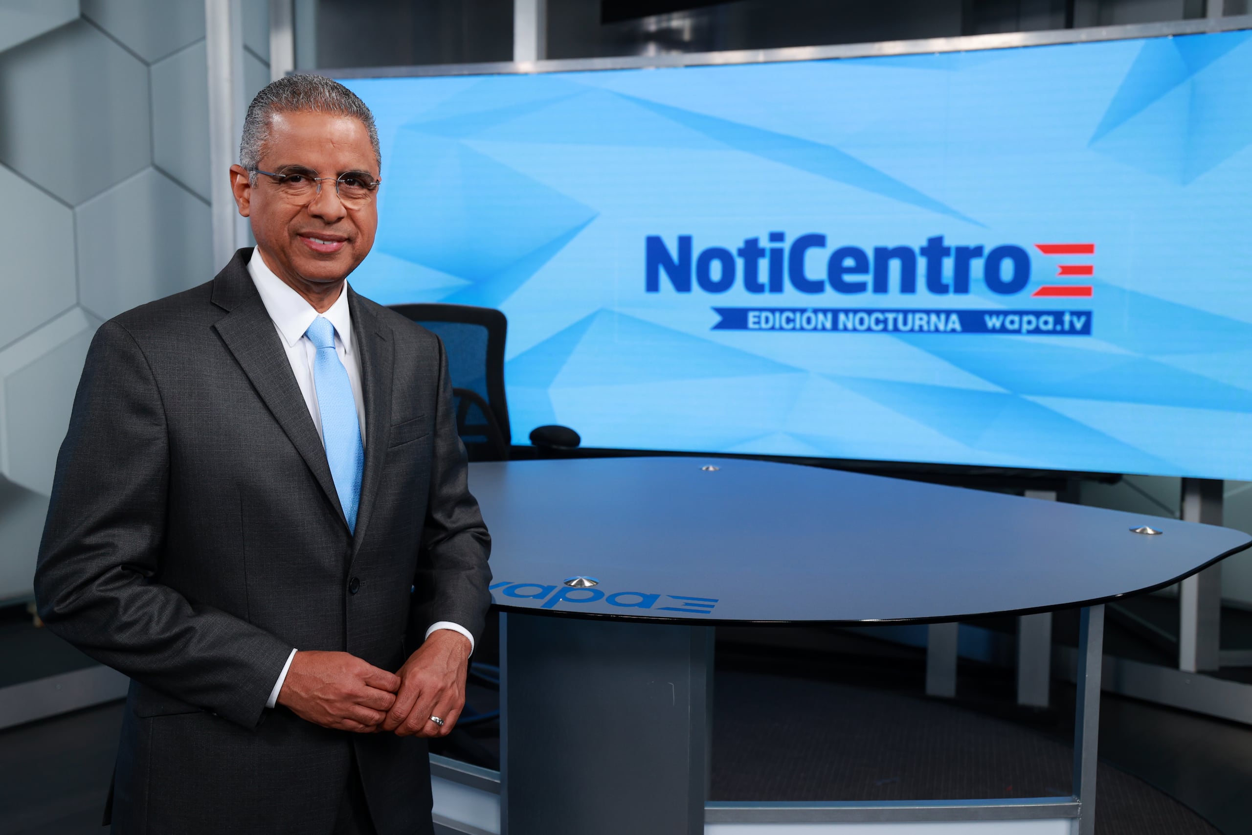 Cuenta con una trayectoria de más de 40 años en el periodismo.