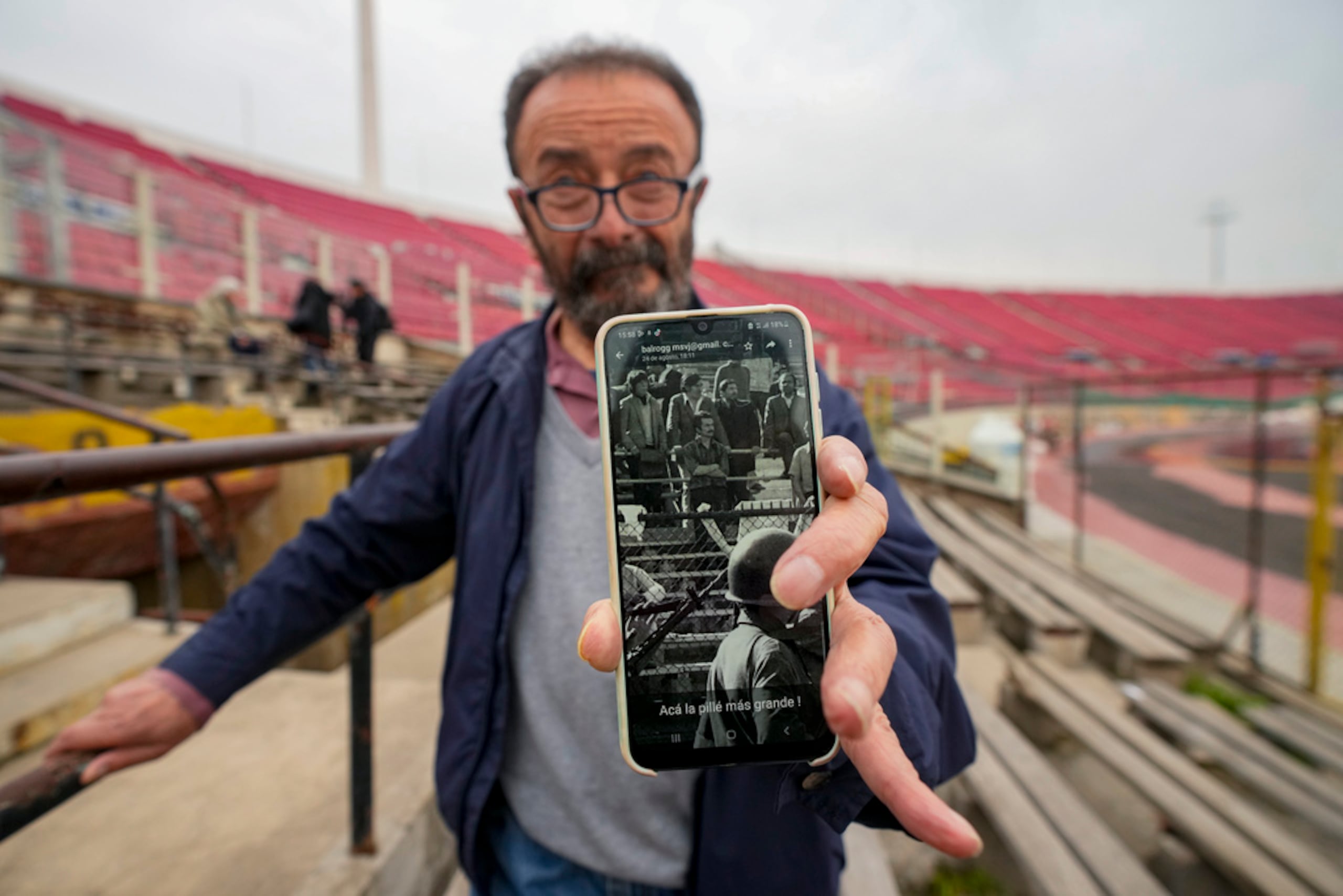 Sergio Muñoz muestra una foto de cuando estuvo detenido en el Estadio Nacional, el cual utilizado como un centro de detención y torturas en los primeros días de la dictadura militar.