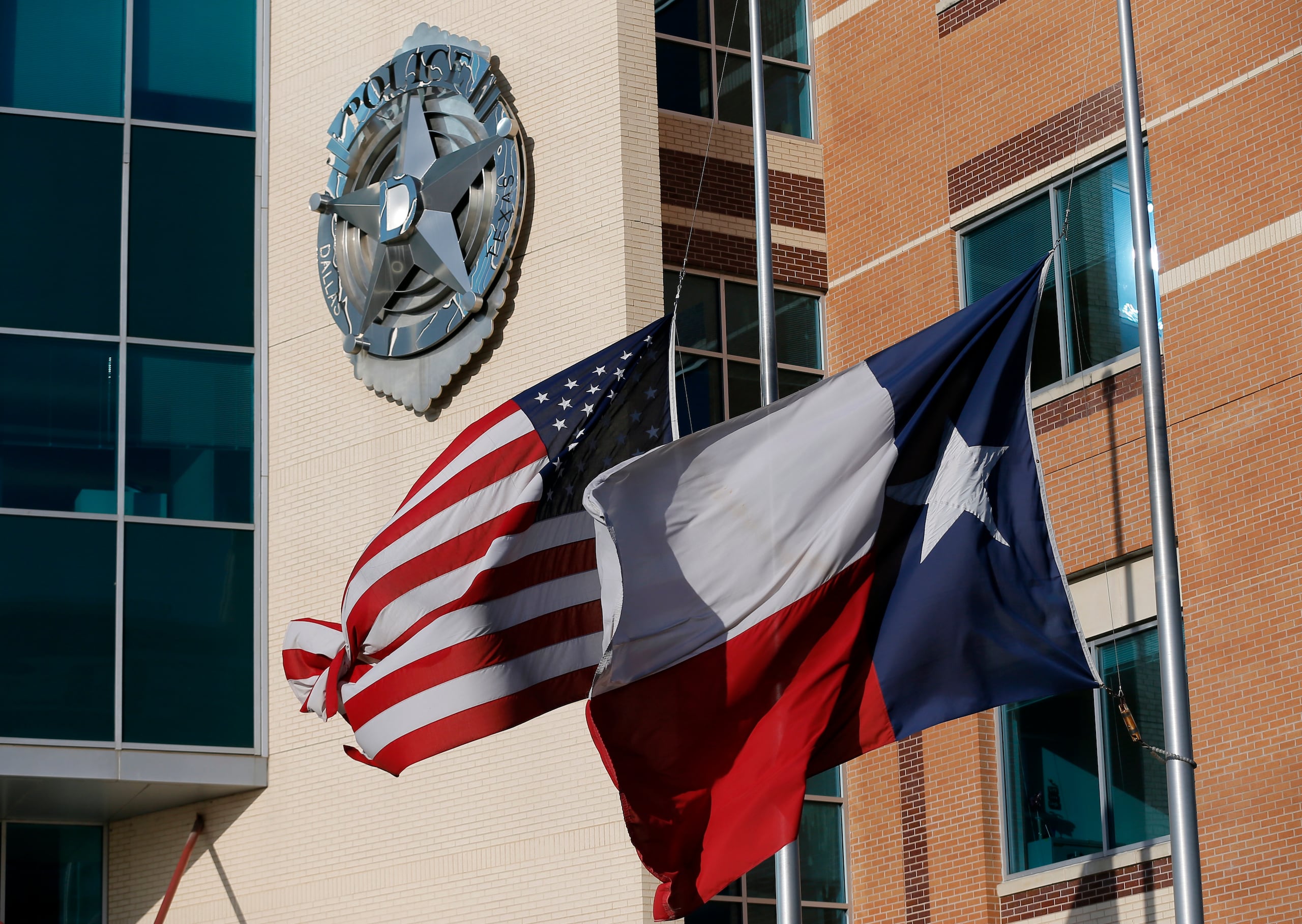 No había ningún sospechoso detenido y los investigadores desconocen cuántos tiradores participaron.