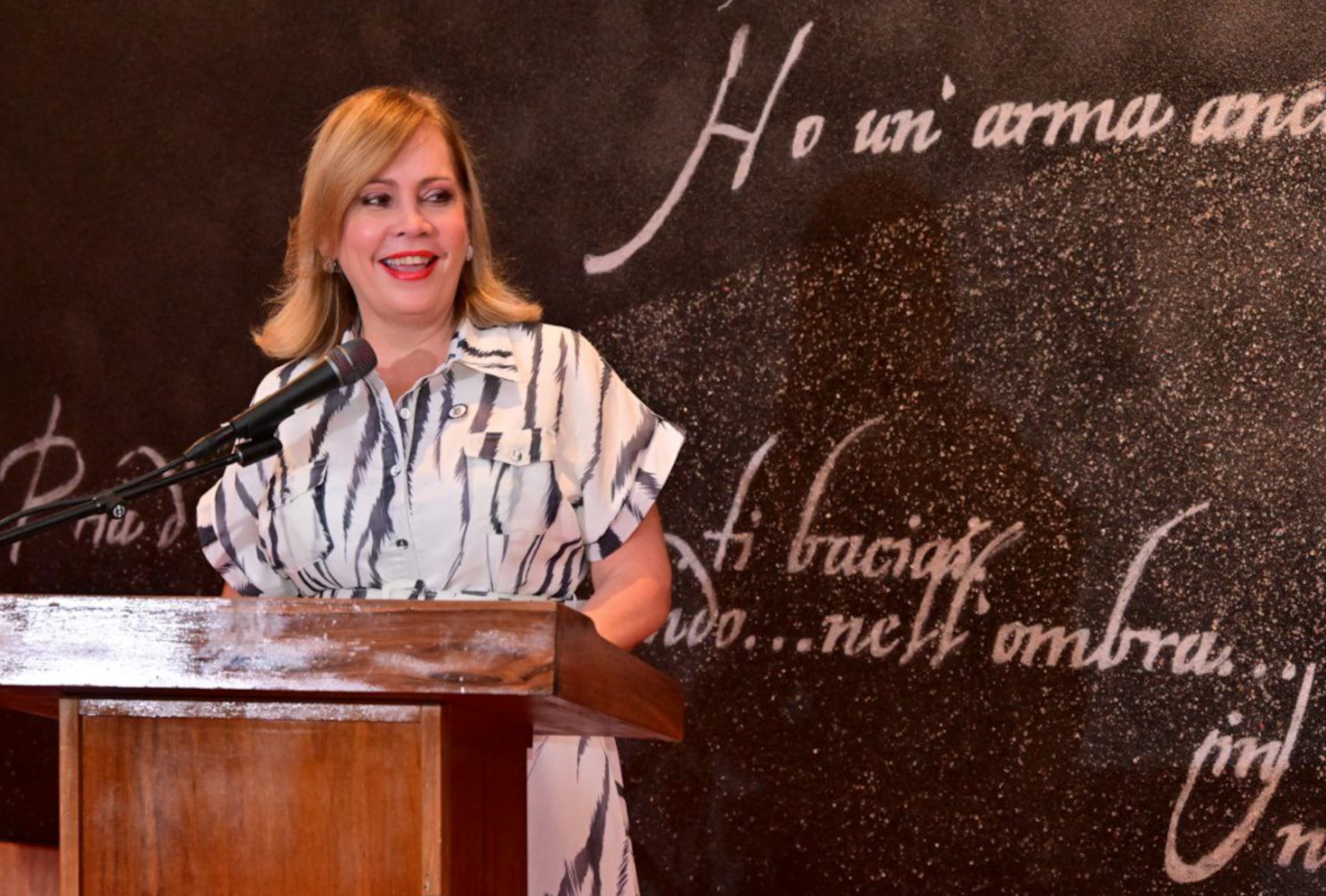 Narel Waleska Colón, Primera Dama de Bayamón, se desempeña como subsecretaria y secretaria interina del Departamento de Estado desde que el nombramiento de Verónica Ferraiuoli fue retirado por falta de votos para ser confirmada.