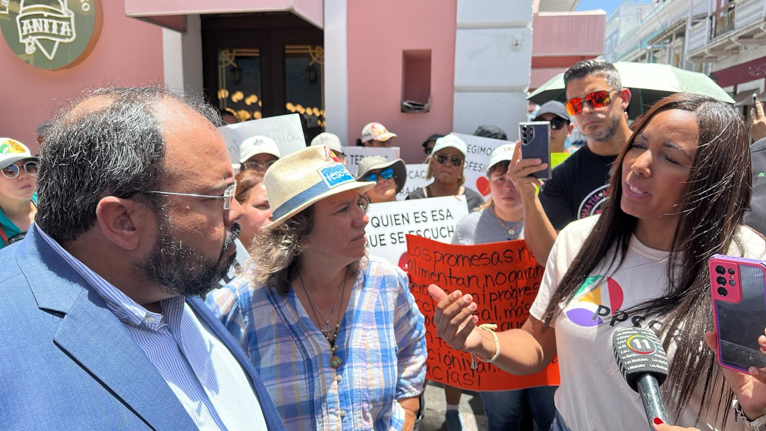 Padres de estudiantes de Educación Especial confrontan al secretario de Educación, Eliezer Ramos Parés, ante la falta de pago a los proveedores de servicio.