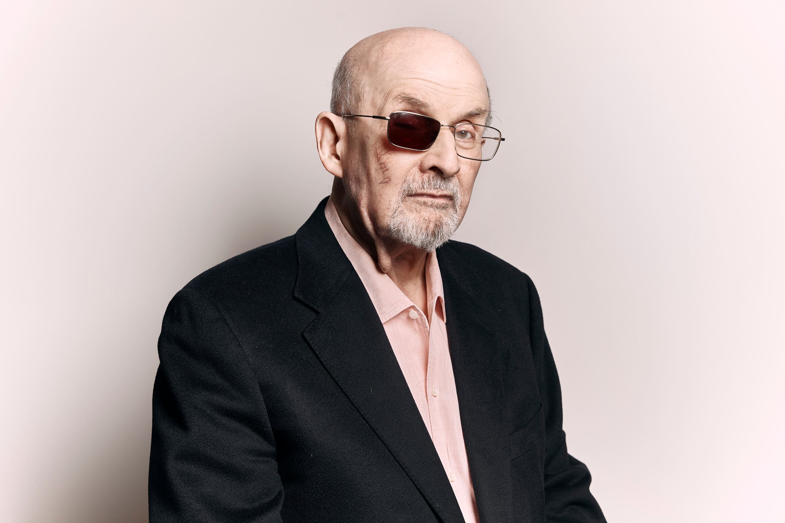 Rushdie quedó ciego de un ojo tras el brutal ataque.