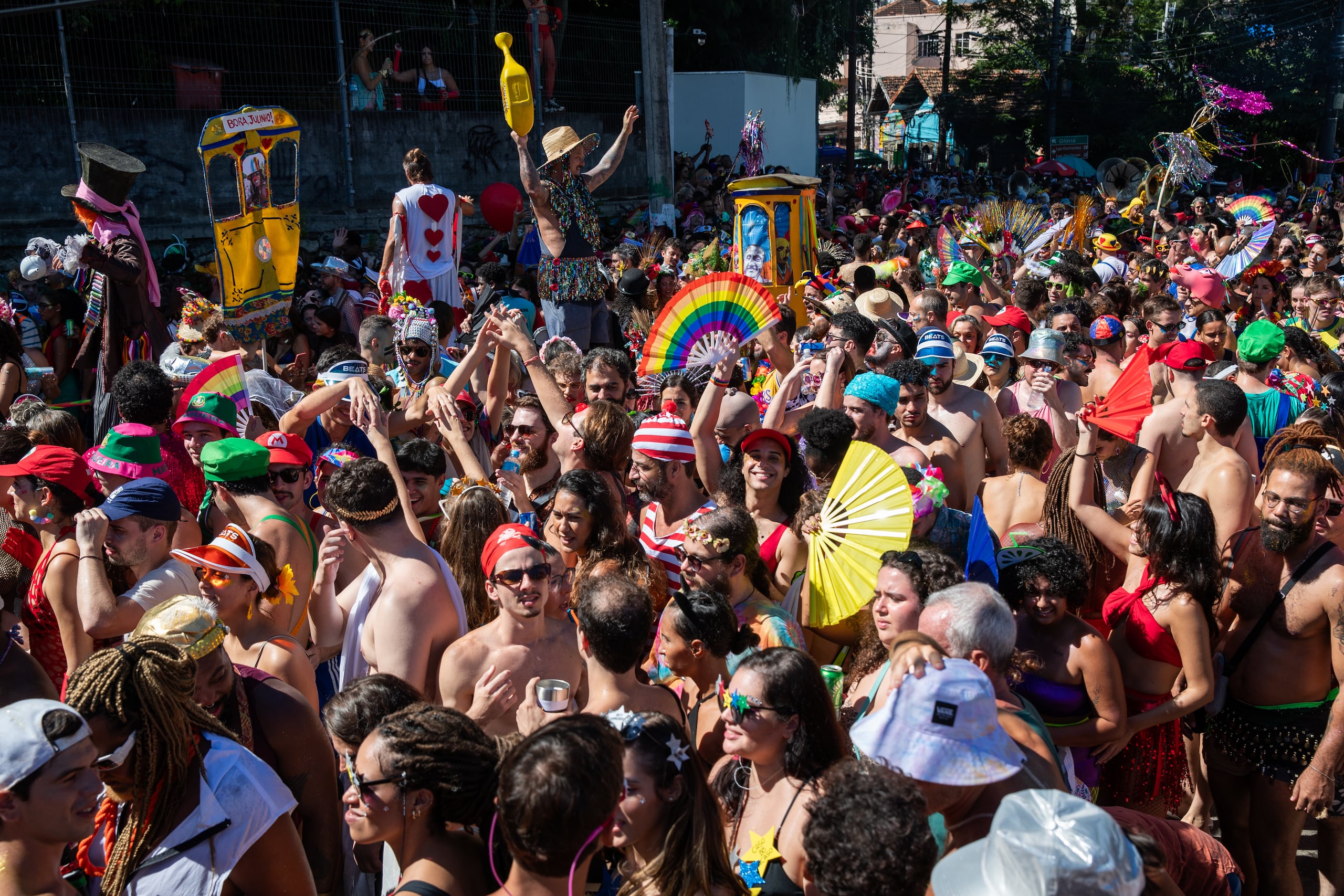 Integrantes de la comparsa callejera 'Céu na Terra' desfilan por las calles del barrio de Santa Teresa en Río de Janeiro (Brasil).