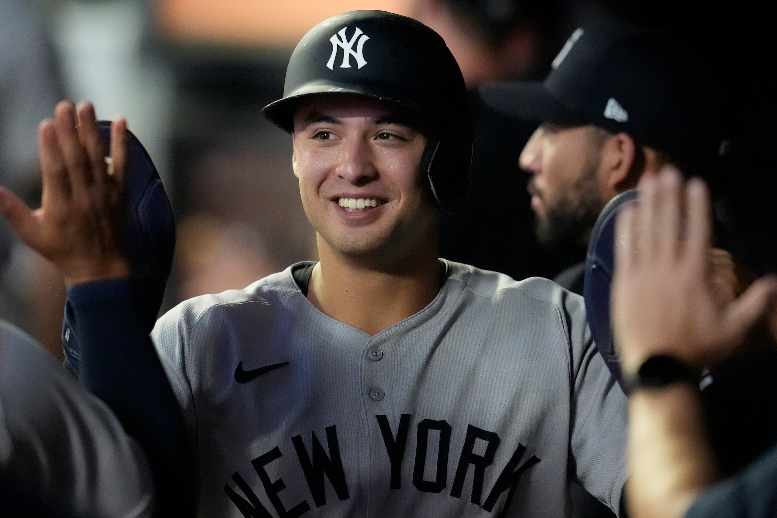 Anthony Volpe, campocorto de los Yankees de Nueva York, celebra tras anotar ante los Mellizos de Minnesota, en el duelo del martes 16 de septiembre de 2025 (AP Foto/Mike Stewart)