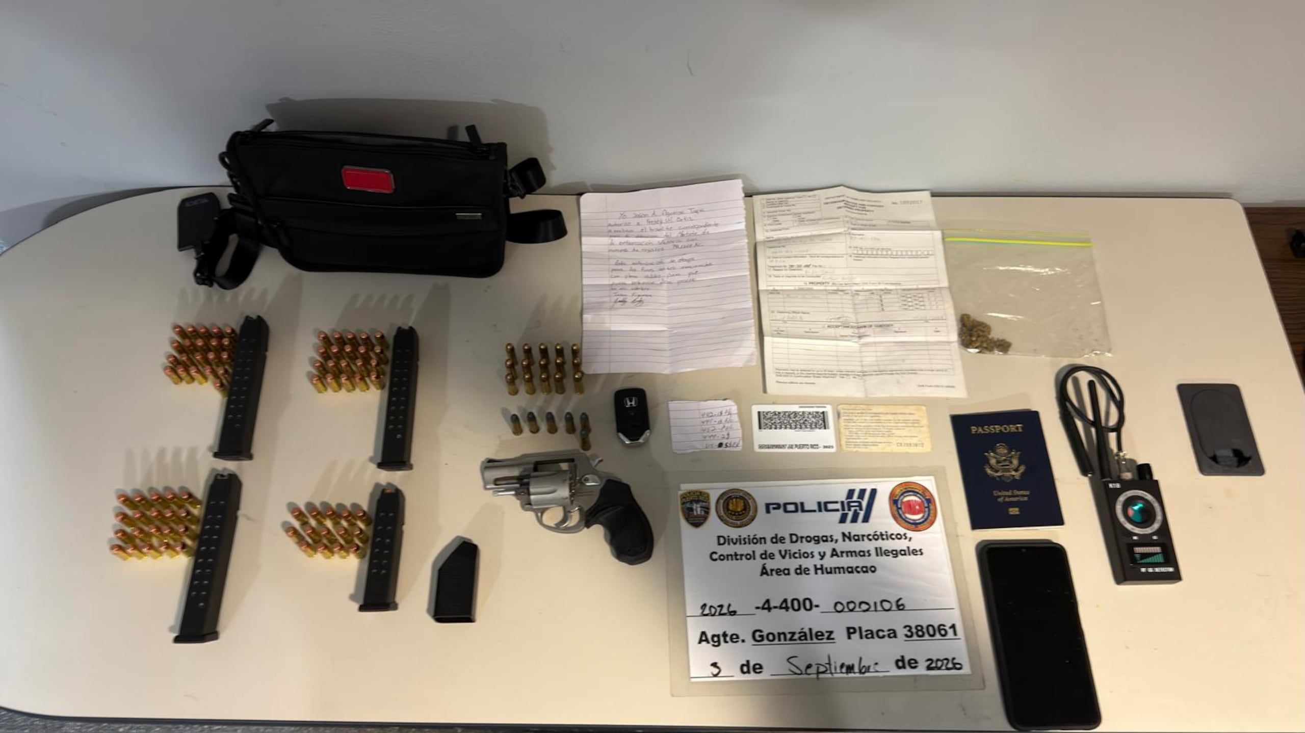 La División de Drogas de Humacao diligenció una orden de allanamiento en una residencia en Naguabo donde ocupó armas ilegales, drogas, cargadores y balas.