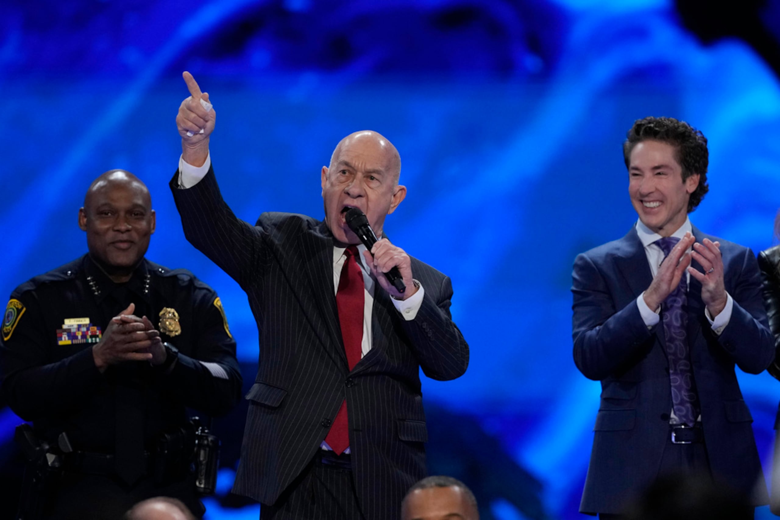 Joel Osteen invitó al escenario al alcalde de Houston, John Whitmire, y al jefe de policía, Troy Finner, y les agradeció su ayuda después de la tragedia.